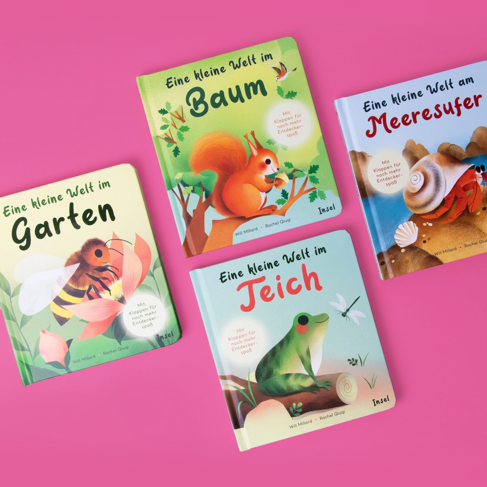 Die Kinderbücher »Eine kleine Welt im Garten«, »Eine kleine Welt im Teich«, »Eine kleine Welt am Meeresufer« und »Eine kleine Welt im Baum«von Will Millard liegen nebeneinander auf pinkem Hintergrund.