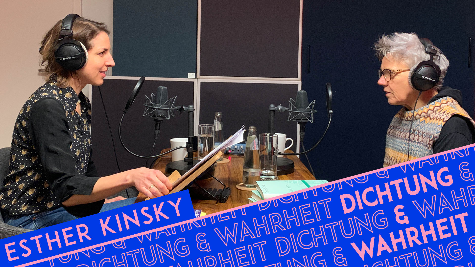 Laura de Weck und Esther Kinsky sitzen am Studiotisch und nehmen gemeinsam den Podcast »Dichtung & Wahrheit« auf.
