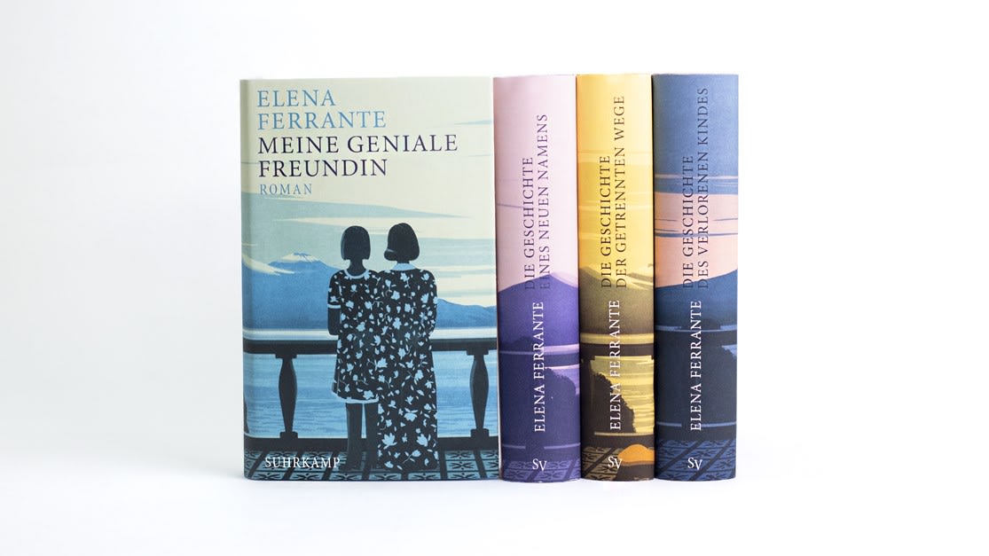 Die vier Bände der Neapolitanischen Saga nebeneinander, vor weißem Hintergrund