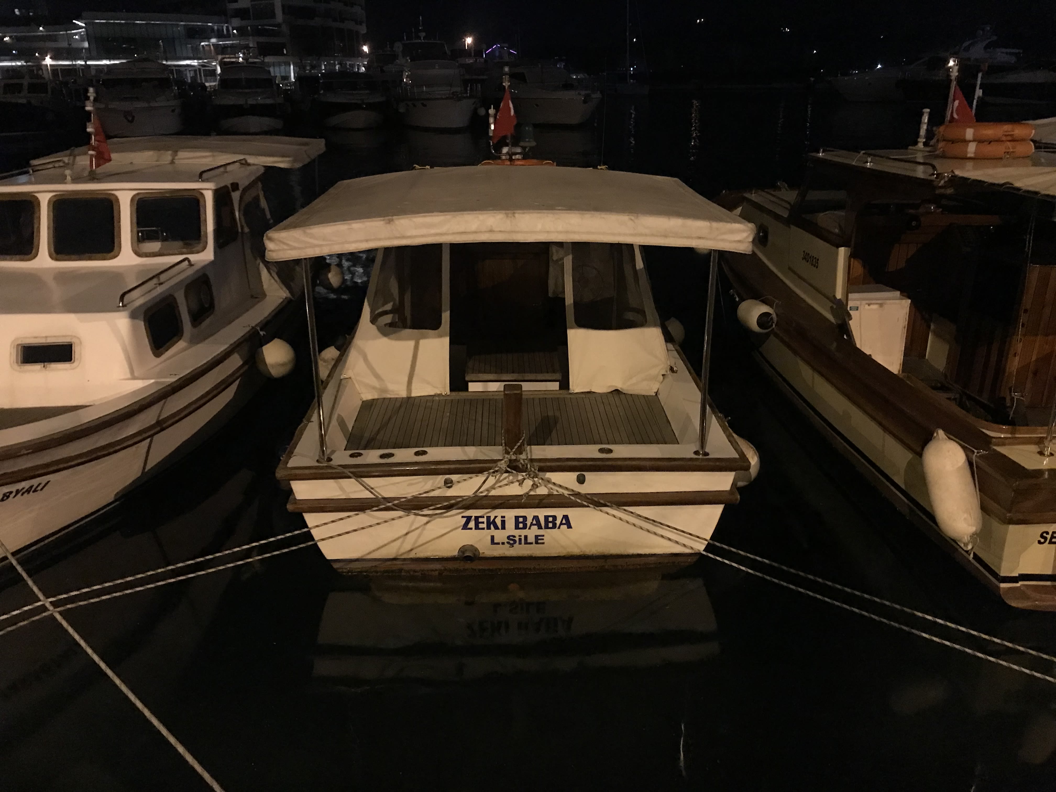 Boot im Hafen von Istanbul, 2022. Copyright: Deniz Utlu
