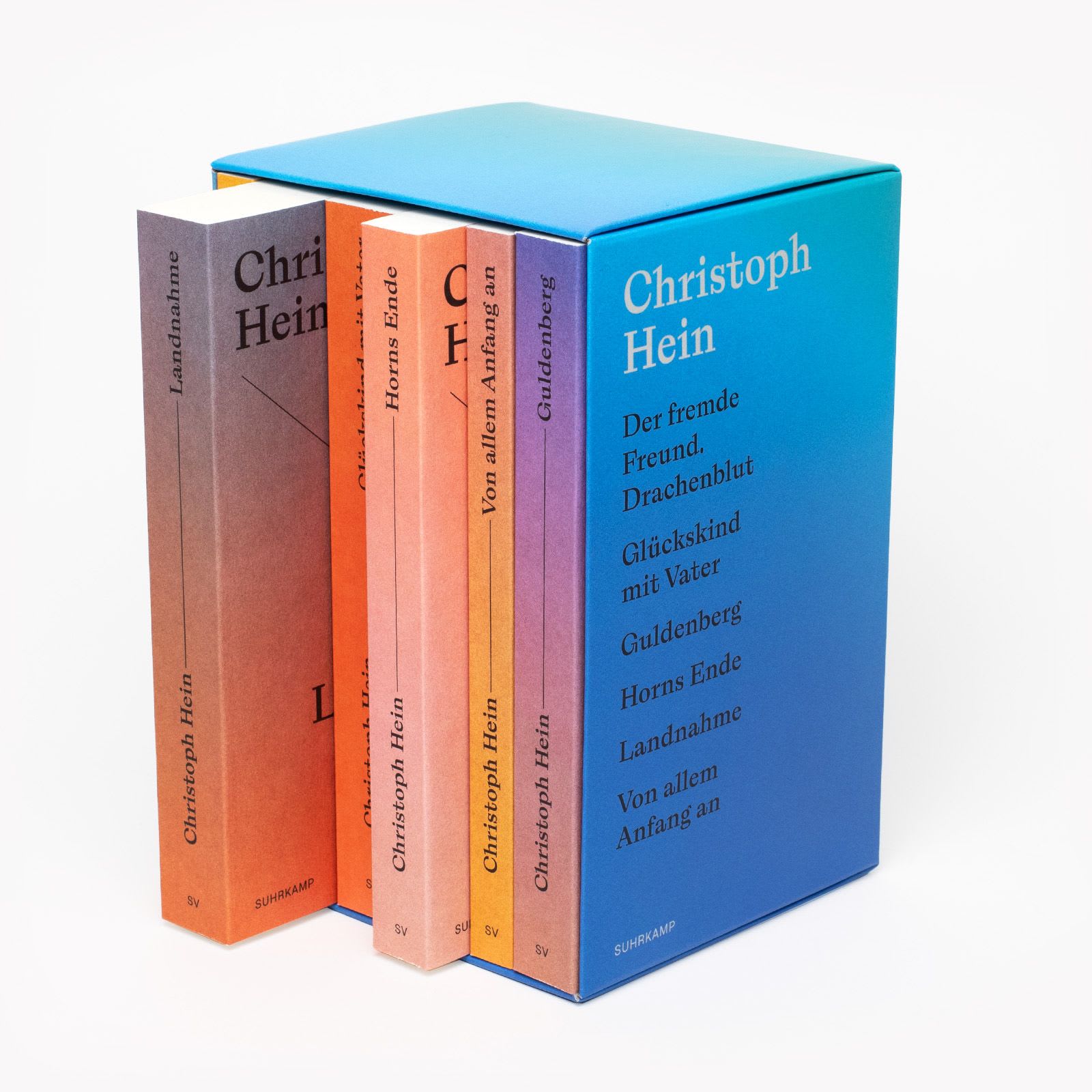 Ein Foto der limitierten Jubiläumsedition zum 80. Geburtstag von Christoph Hein. Zu sehen sind sechs Bände des Autors in einer blauen Kasette. Die enthaltenen Bände sind: »Der fremde Freund. Drachenblut«, »Horns Ende«, »Von allem Anfang an«, »Landnahme«, »Glückskind mit Vater«, »Guldenberg«.