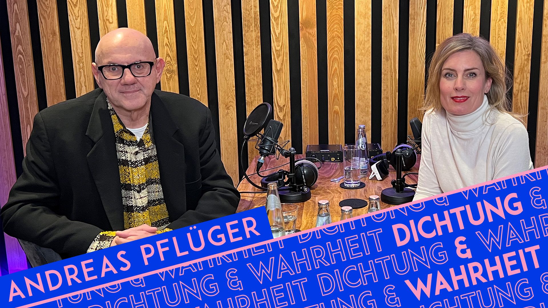 Andreas Pflüger und Silke Hohmann sitzen gemeinsam am Studiotisch des Podcasts »Dichtung und Wahrheit«