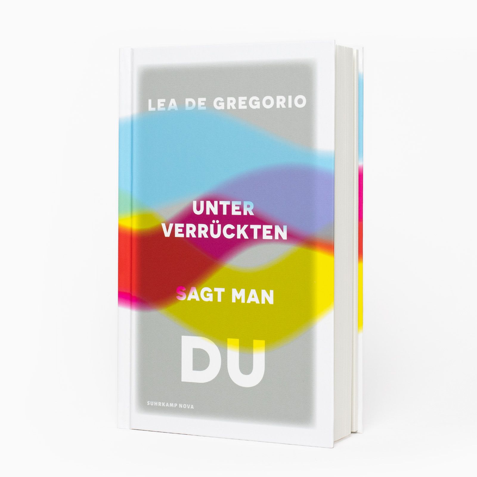 Das Buch »Unter Verrückten sagt man du« von Lea De Gregorio steht vor weißem Hintergrund.
