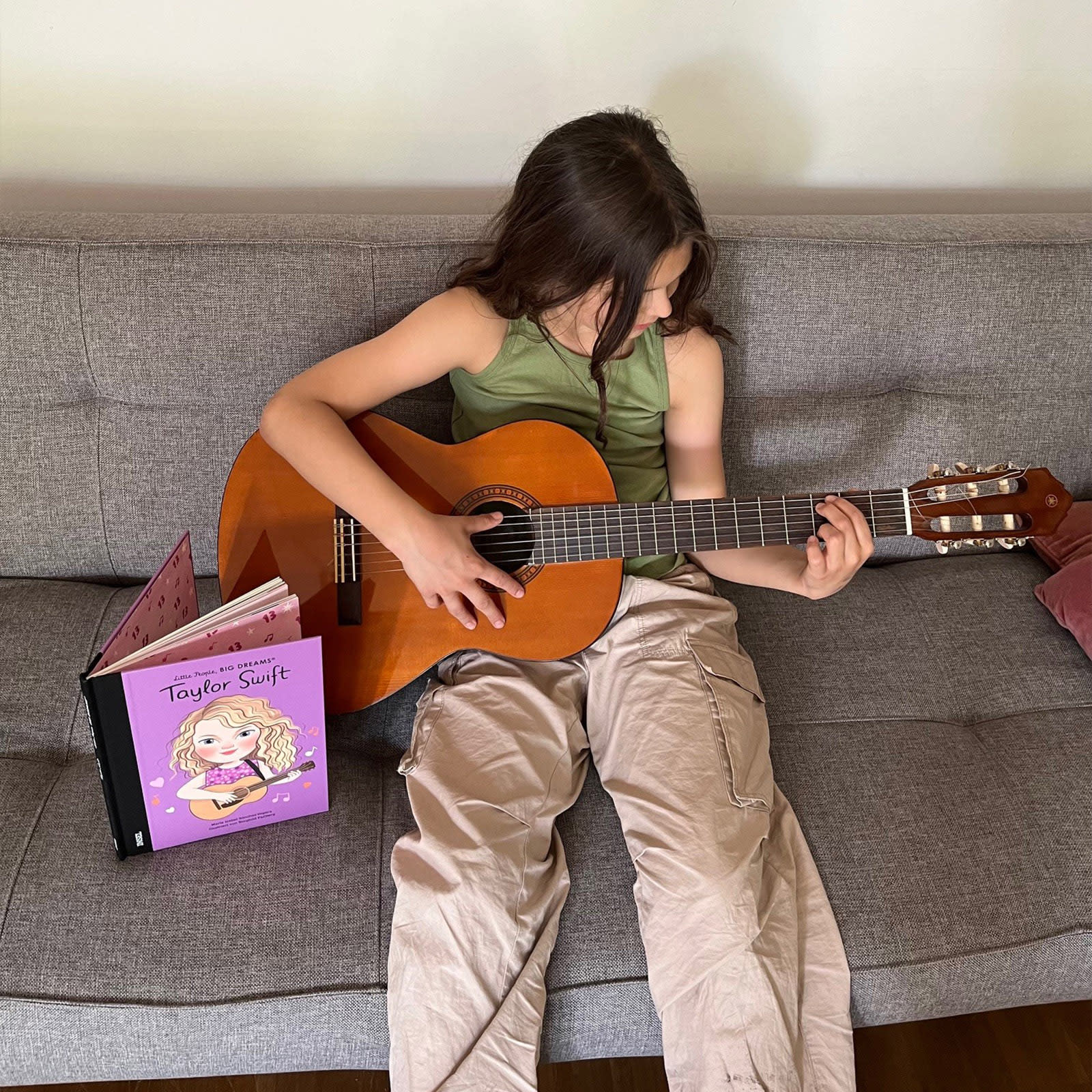 Noah (10 Jahre) empfiehlt den Little People, BIG DREAMS-Band über Taylor Swift