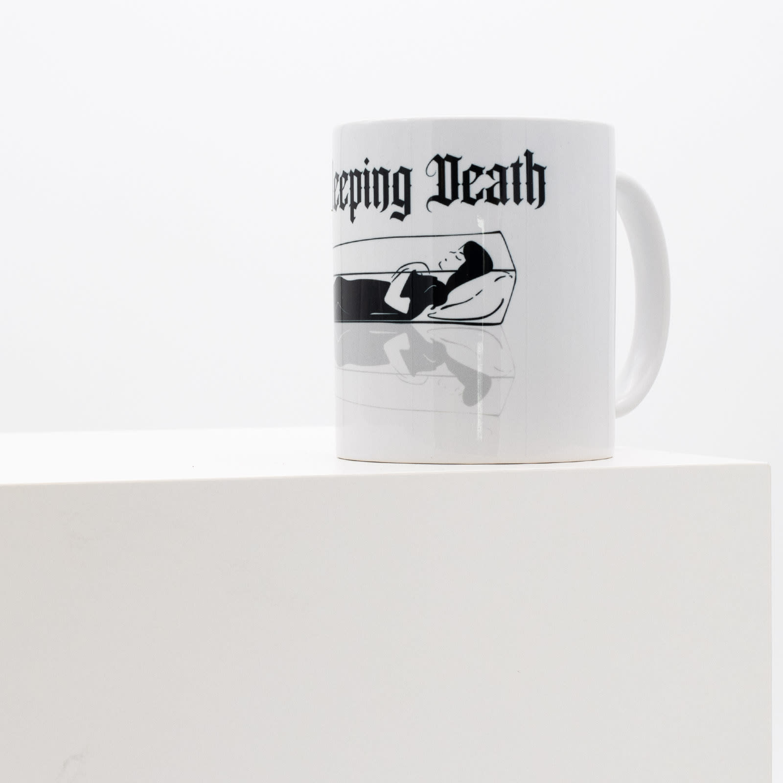 Weiße Tasse mit Schneewitchen im Sarg und Death Aufschrift