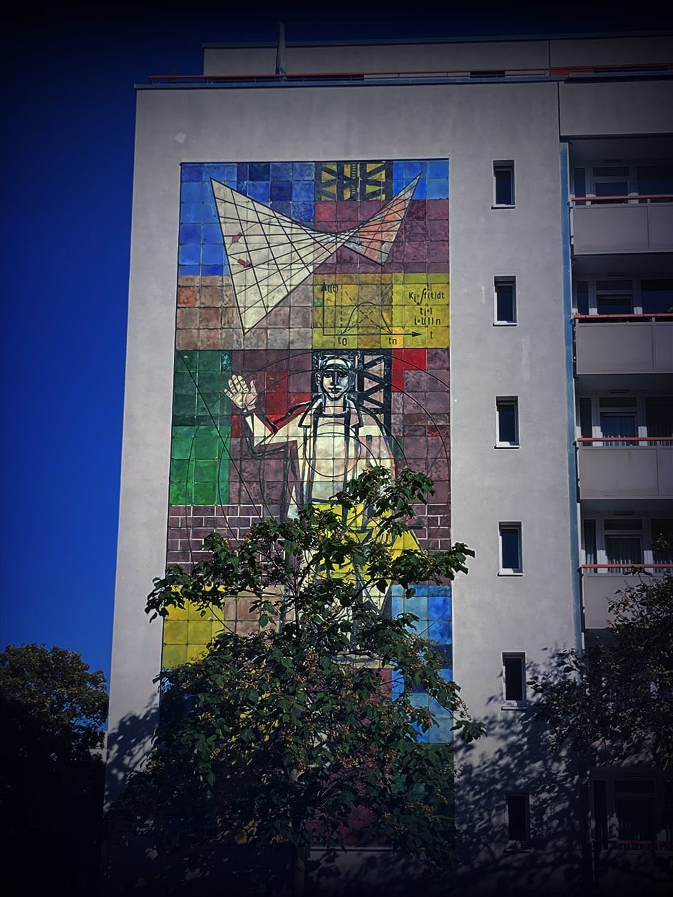 Häuserwand mit Kunstwerk, Balkonen und Fenstern 