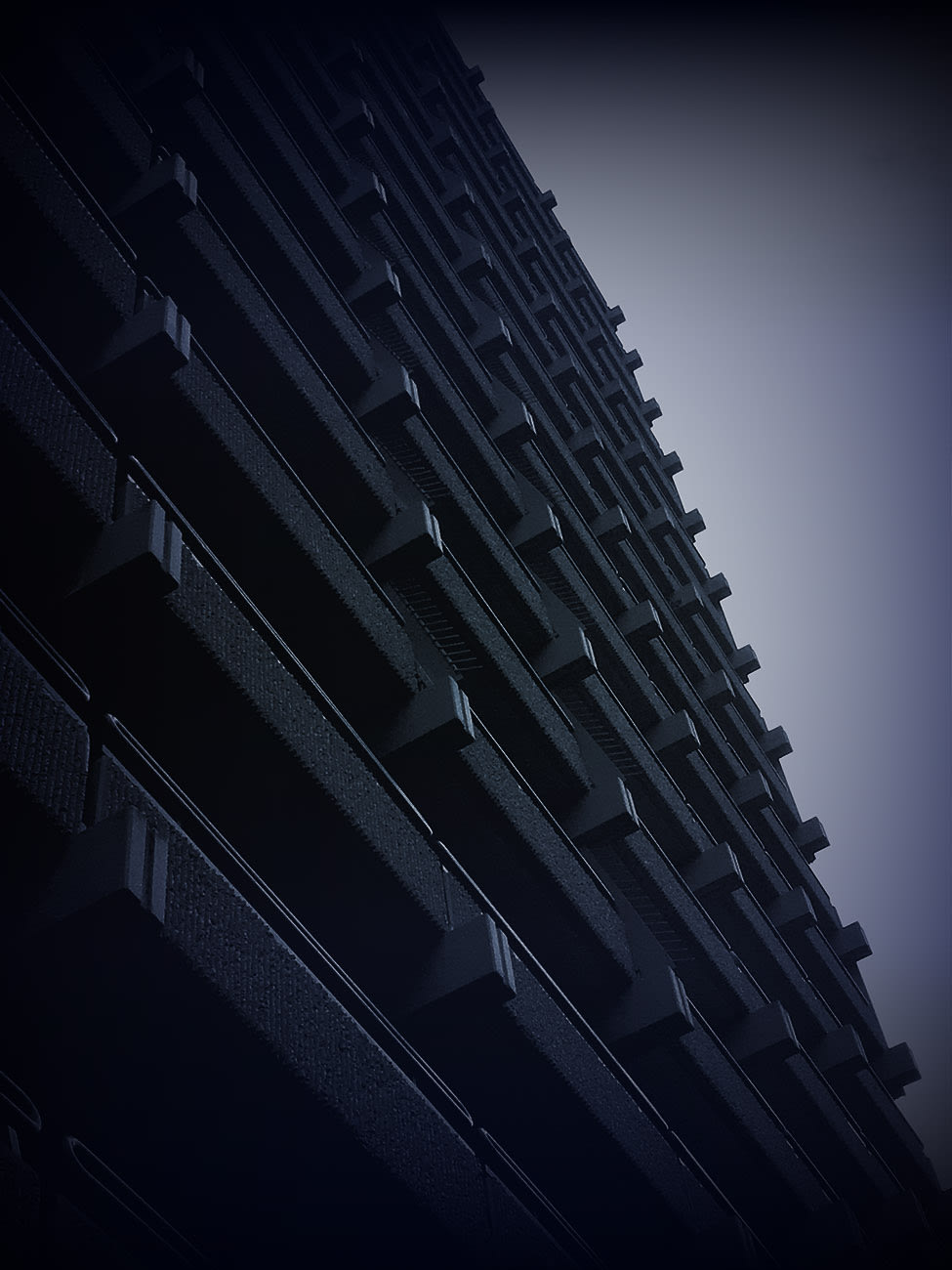 Hochhaus im Stile des Brutalismus 
