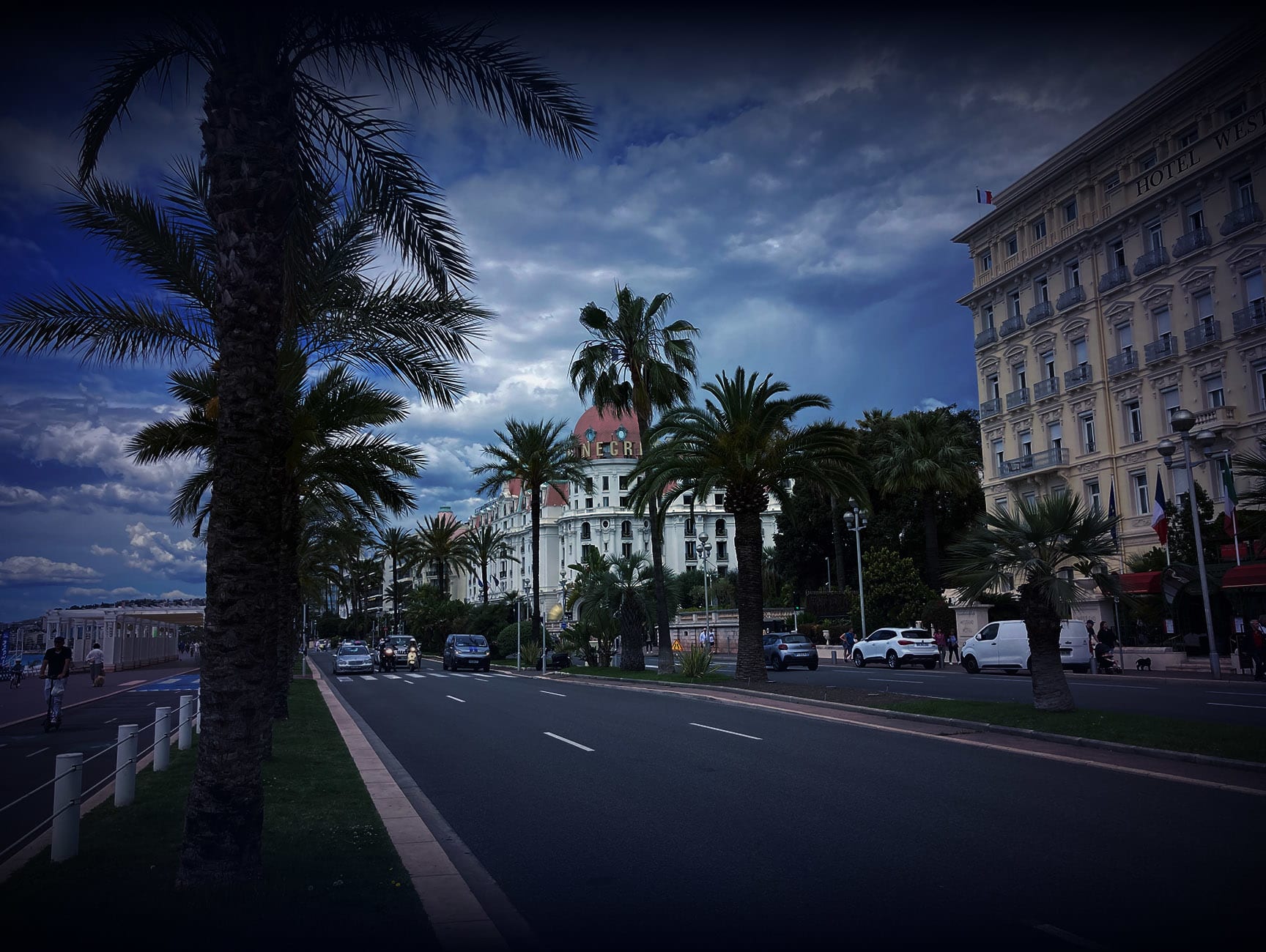 Ein Blick auf ein mehrspurige Straße mit Palmen und Häusern im Hintergrund 