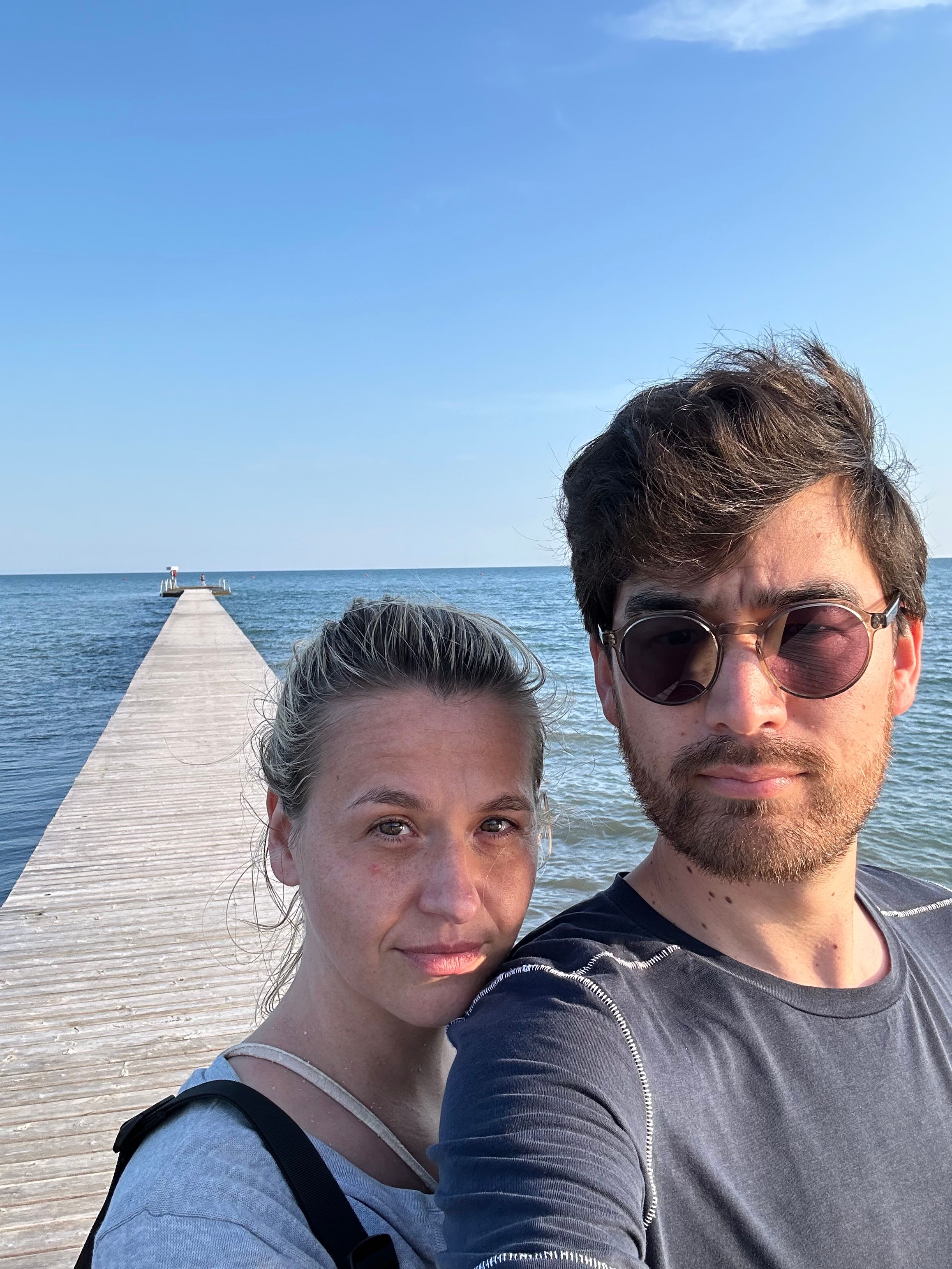 Der Autor Yannic Han Biao Federer und seine Partnerin Charlotte auf einem gemeinsamen Selfie an einem Badesteg in Grado. Copyright: Yannic Han Biao Federer
