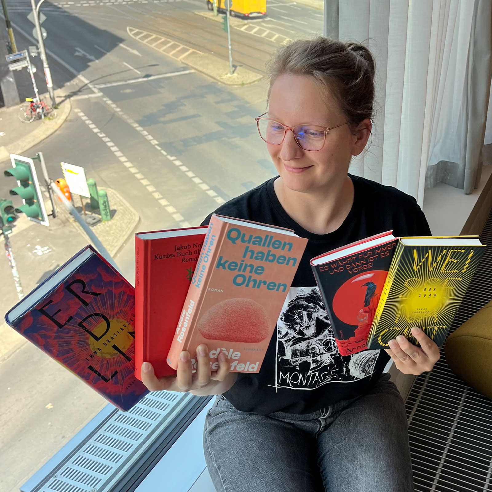 Antje Spielberg (Rechnungswesen) empfiehlt Emma Braslavsky: Erdling, Jakob Nolte: Kurzes Buch über Tobias, Adèle Rosenfeld: Quallen haben keine Ohren, Anne de Marcken: Es währt für immer und dann ist es vorbei, Bae Suah: Weiße Nacht