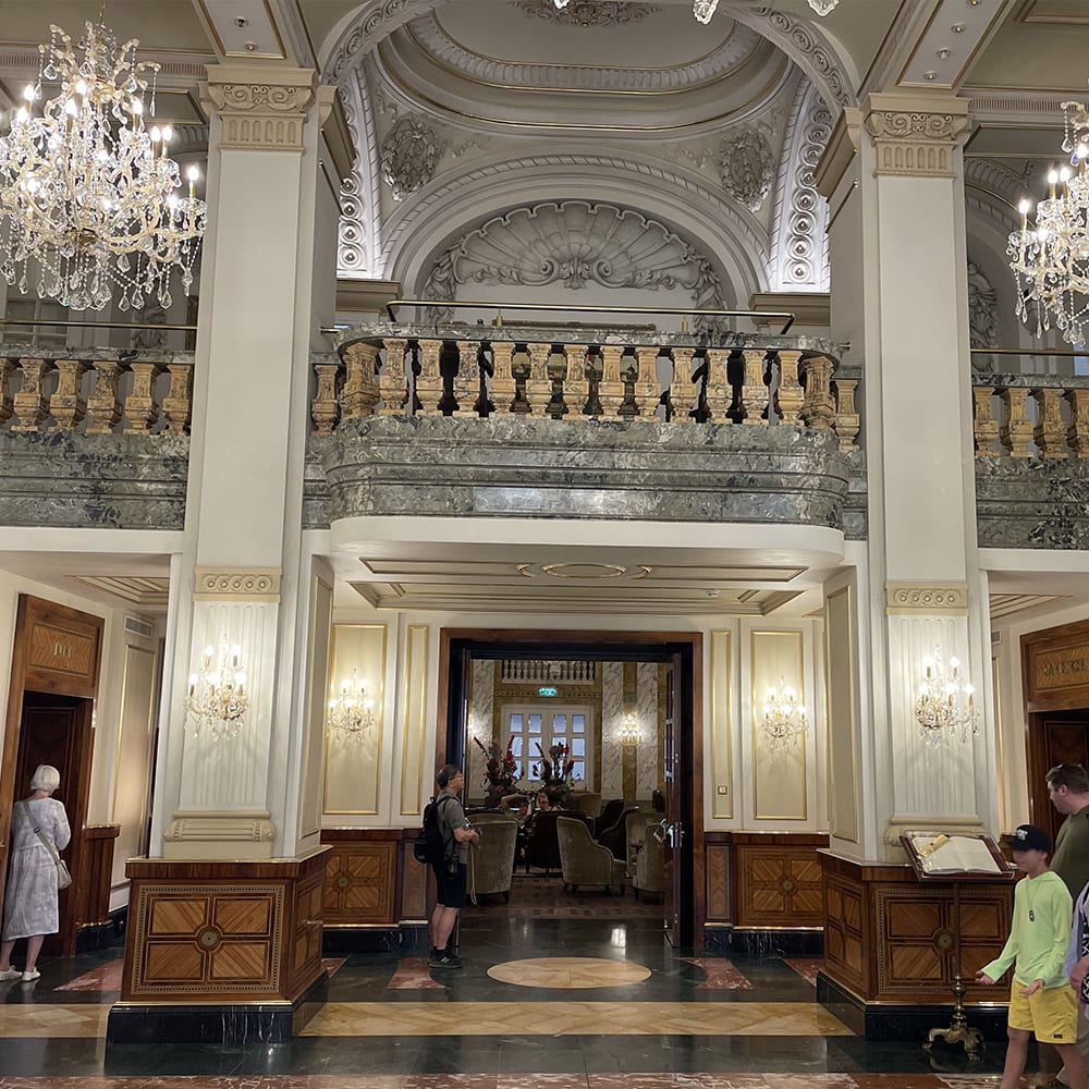 Prunkvoller Eingangsbereich des Hotel Imperial in Wien