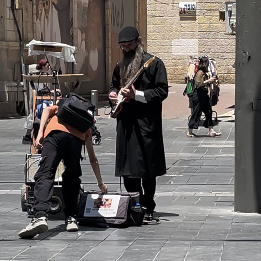 Ein Straßenmusiker auf der Jaffa Street in Jerusalem spielt E-Gitarre