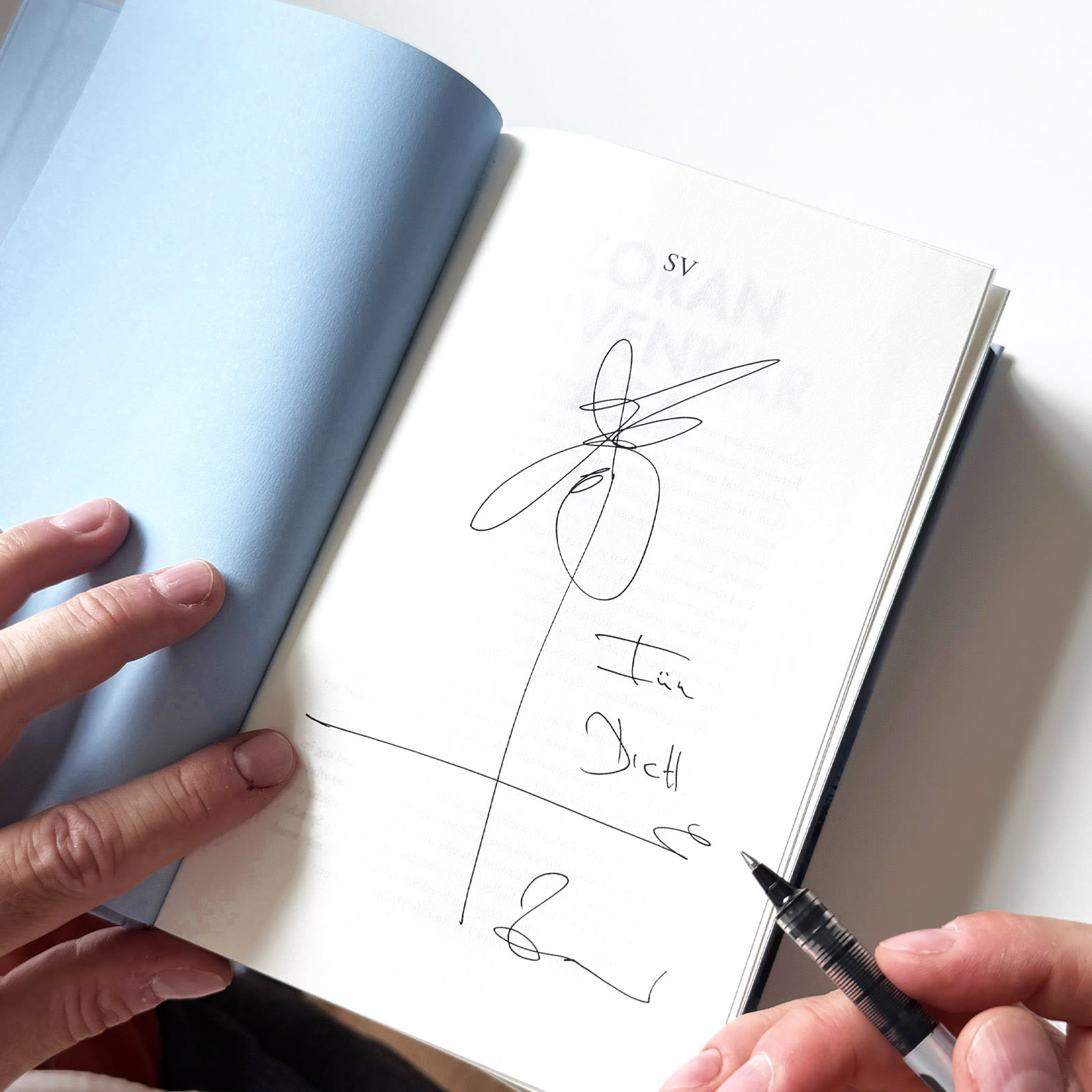 Die signierte Innenseite vom Buch.