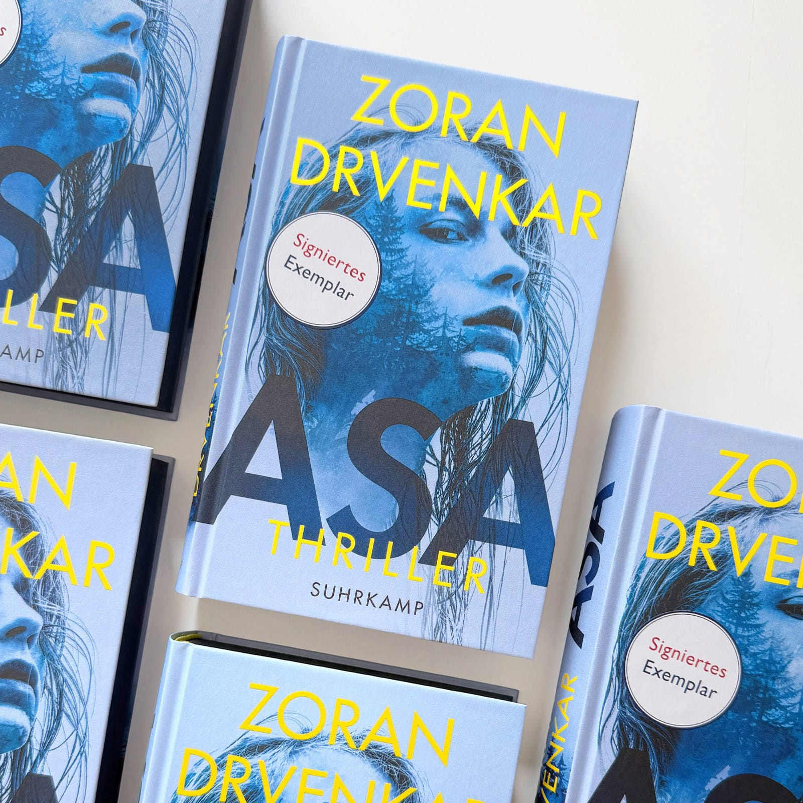 Eine Reihe von Büchern liegen nebeneinander mit dem Sticker »Signiertes Exemplar«