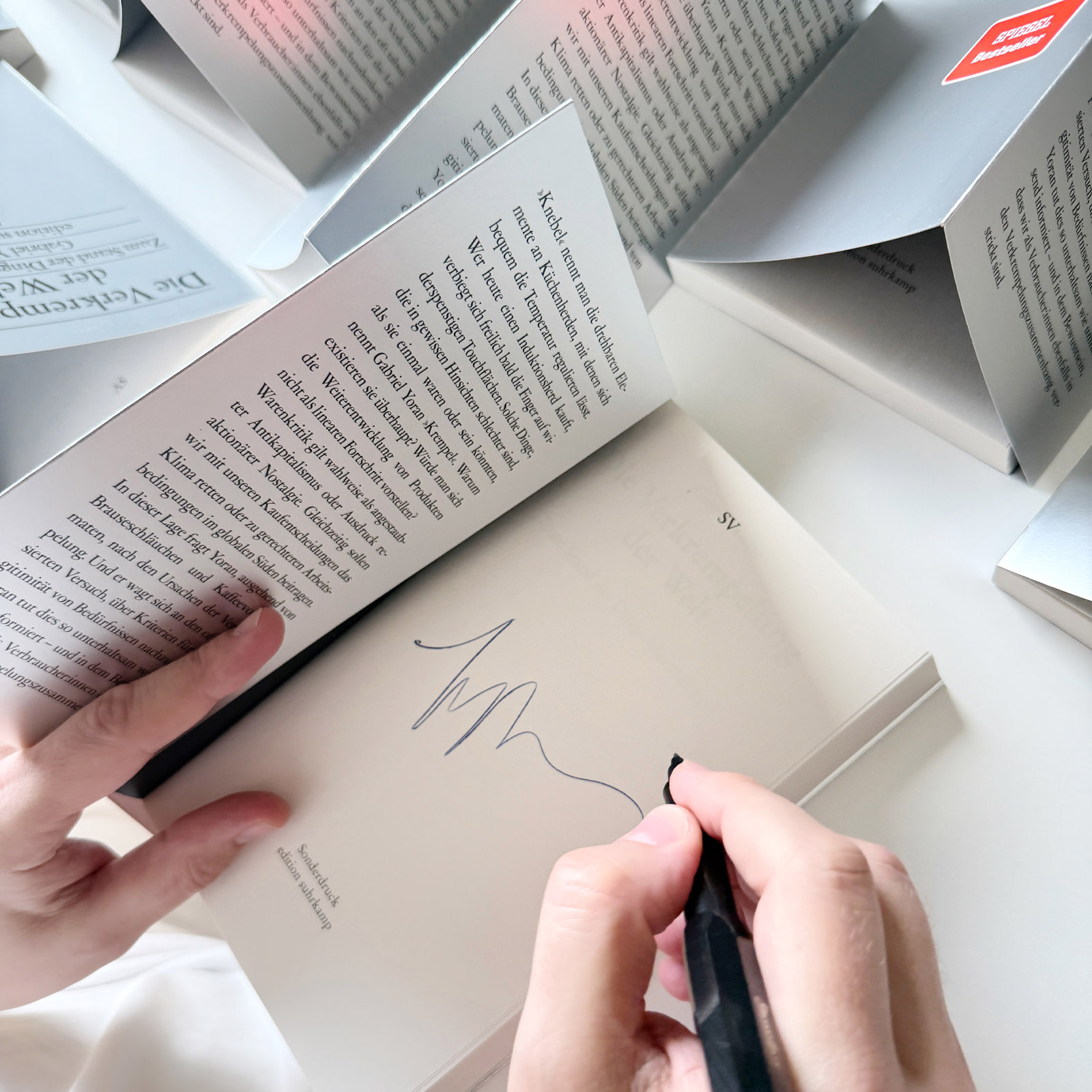 Die signierte Innenseite vom Buch.