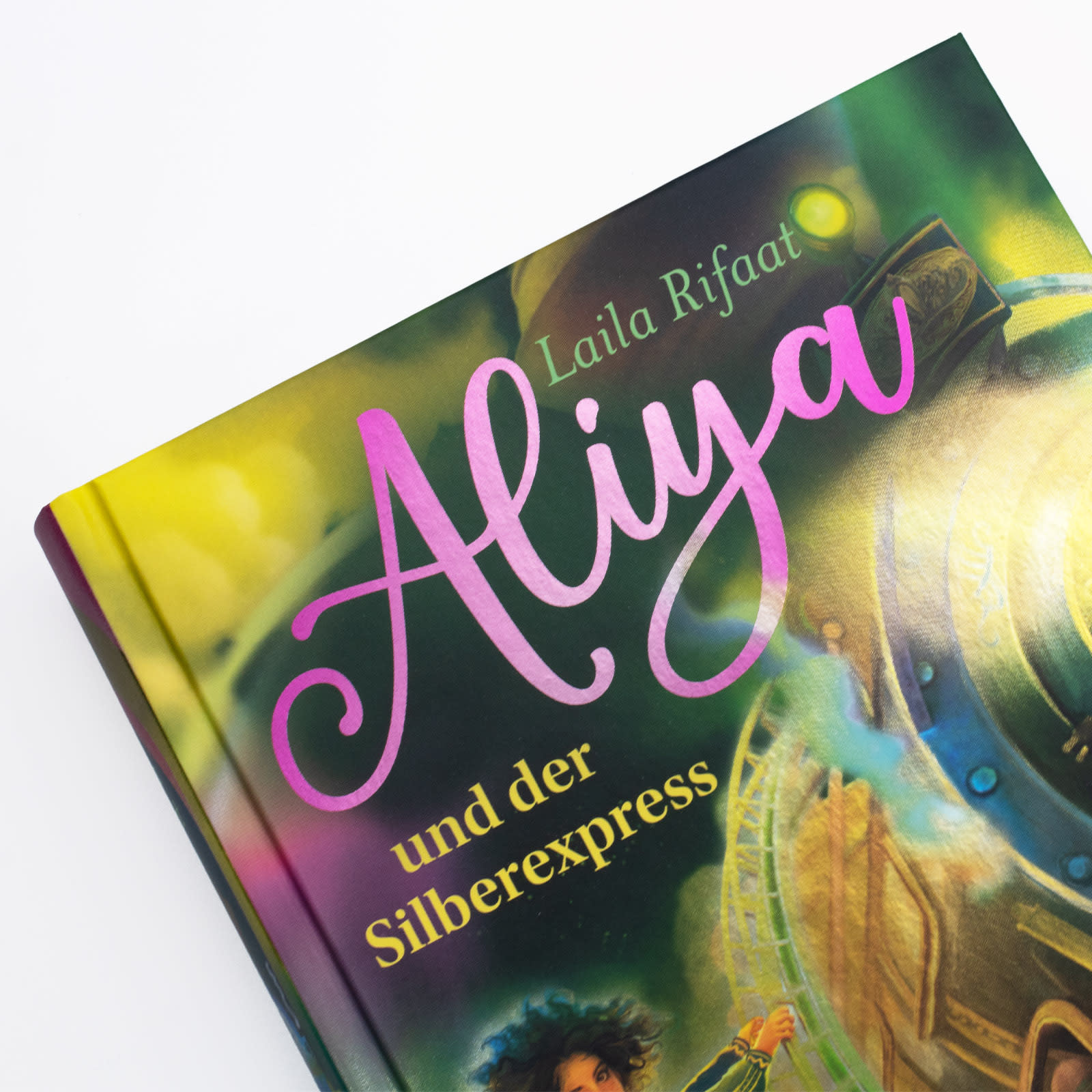 Das Buch »Aliya und der Silberexpress« von Laila Rifaat in Frontansicht und von näher.