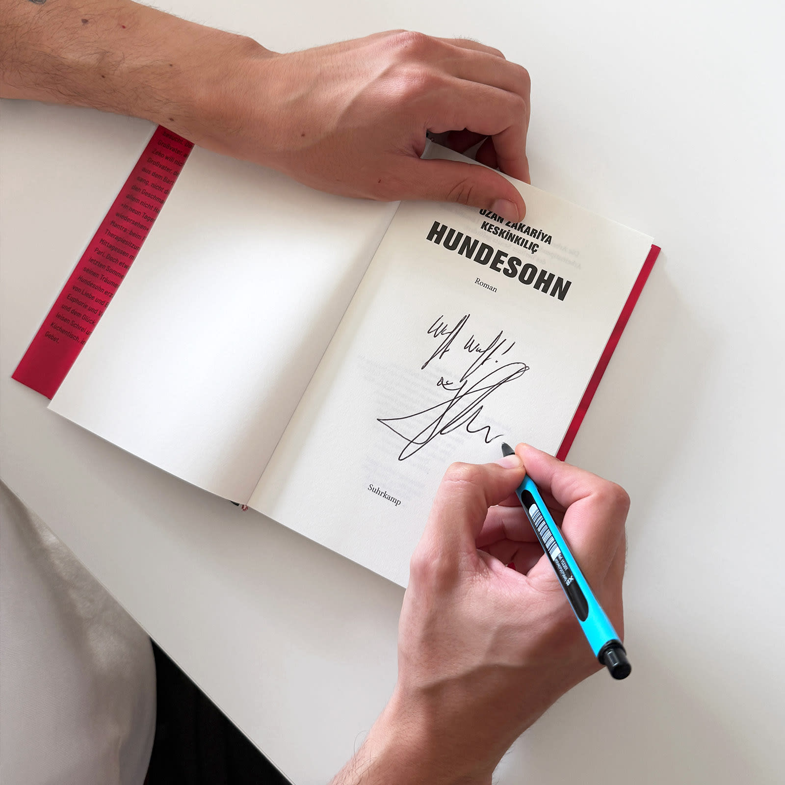 Ein aufgeschlagenes Exemplar von dem Buch »Hundesohn« mit der Signatur des Autors.