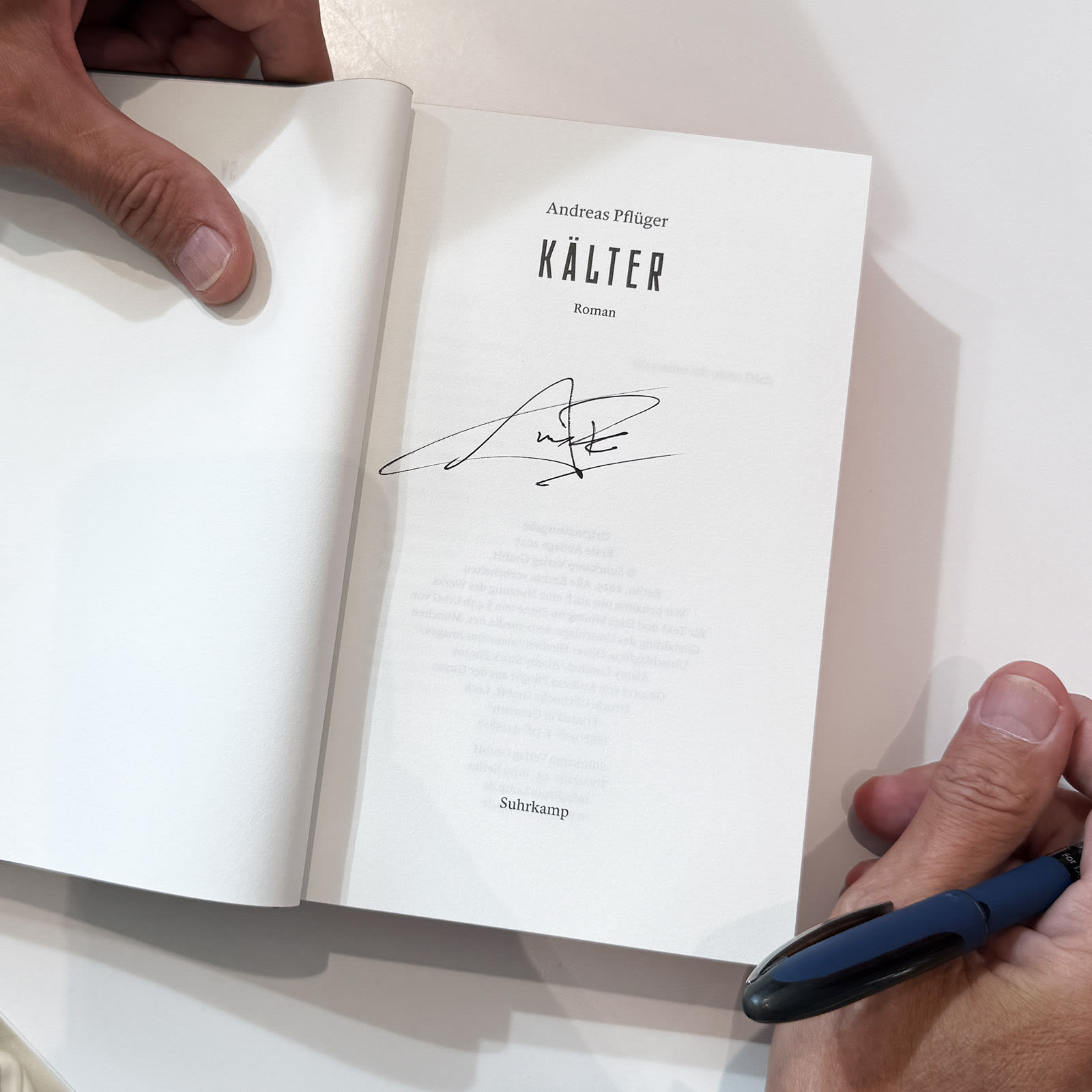 Eine Innenansicht vom Bücher »Kälter« mit der Unterschrift von Andreas Pflüger.