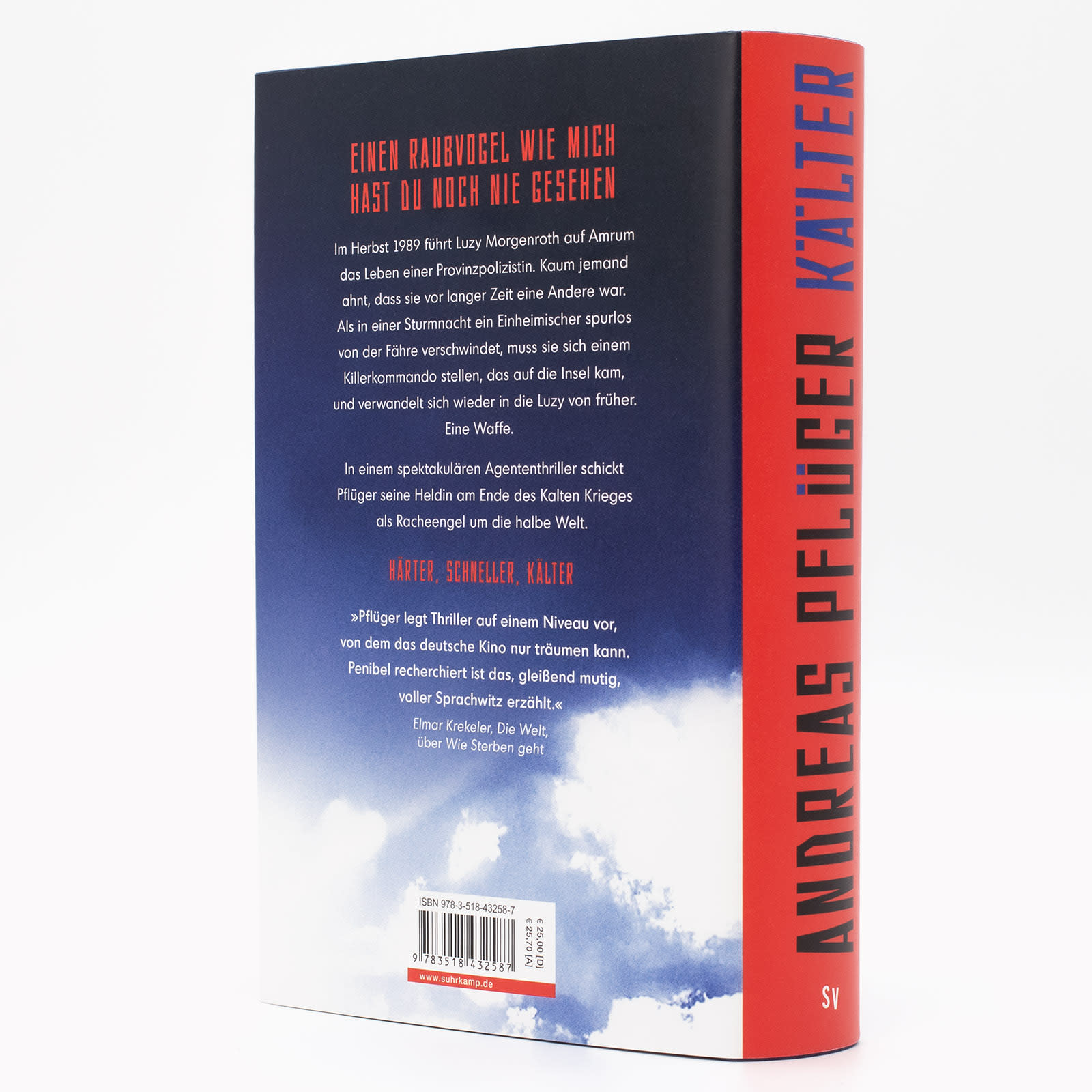 Die Rückseite mit Klappentext des Romans »Kälter« von Andreas Pflüger in der Erstauflage mit rotem Farbschnitt ist zu sehen.