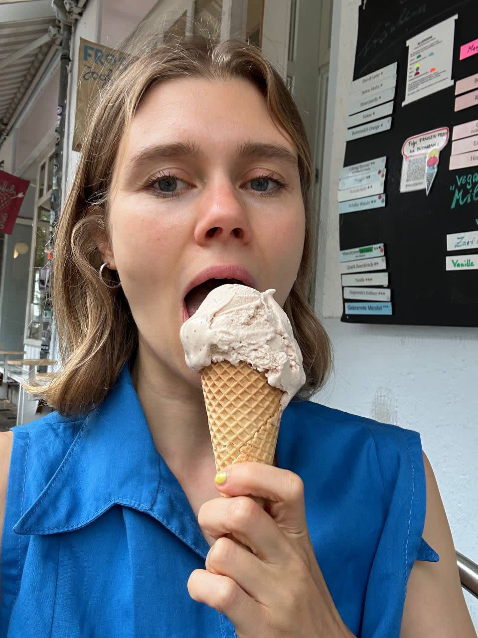 Die Autorin Elisabeth Pape isst ein Eis
