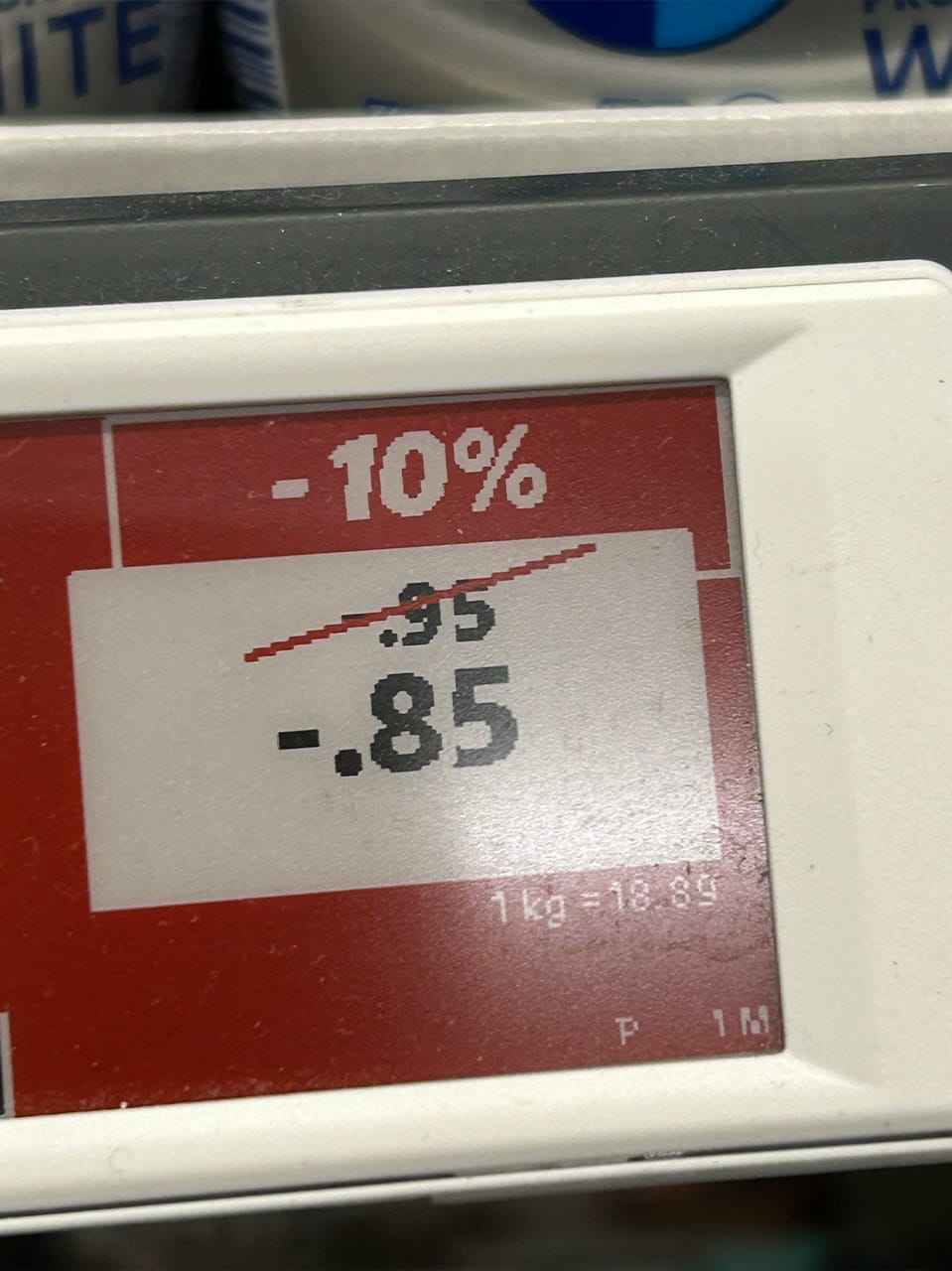 Ein Preisschild in einem Supermarkt zeigt einen gesenkten Preis