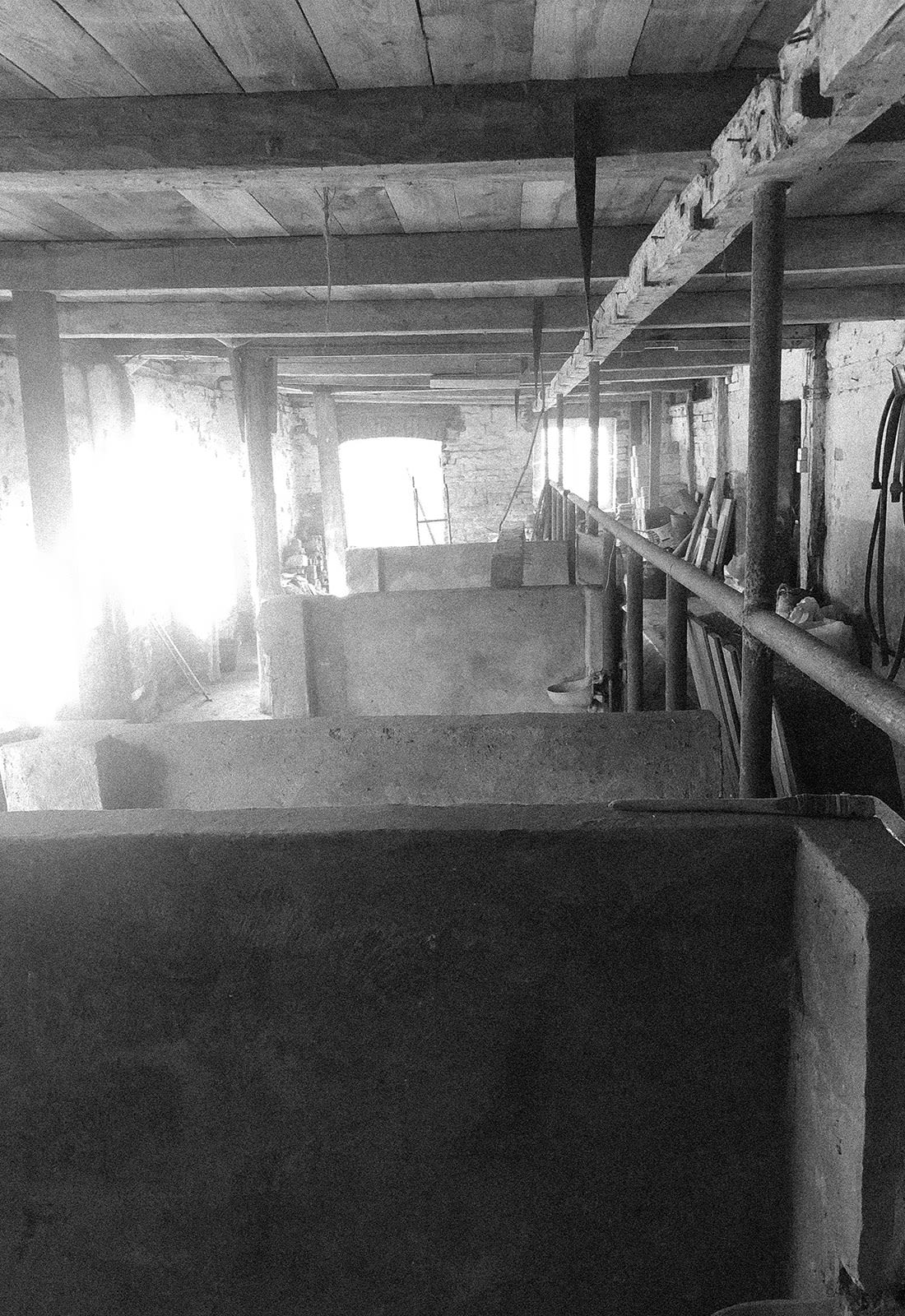 Schwarz-Weiß-Foto eines alten Bauernhofstalls