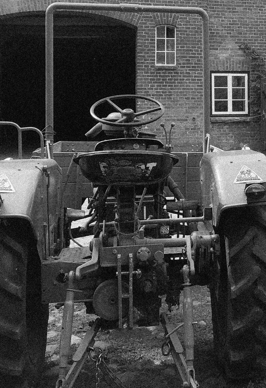 Schwarz-Weiß-Foto eines Traktors