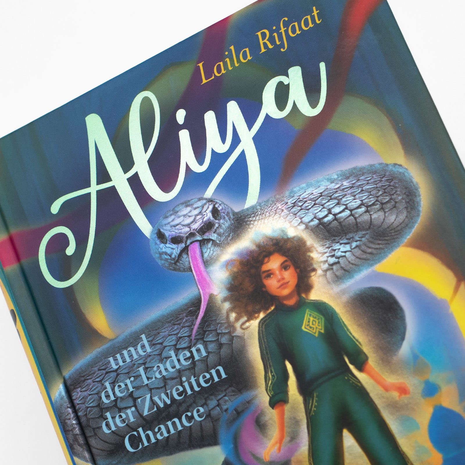 Das Buch »Aliya und der Laden der zweiten Chance« von Laila Rifaat in Frontansicht und von näher.