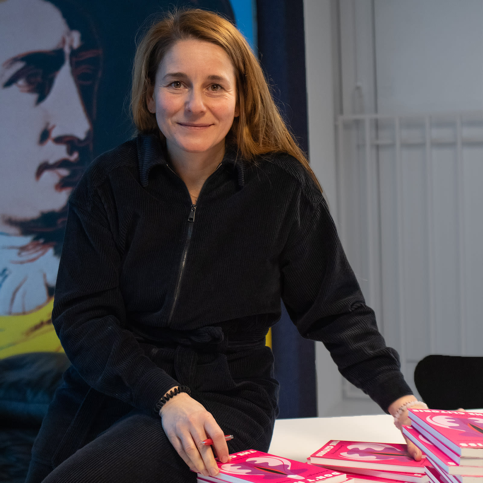 Ein Foto von Mandy Mangler beim Signieren ihrer Bücher