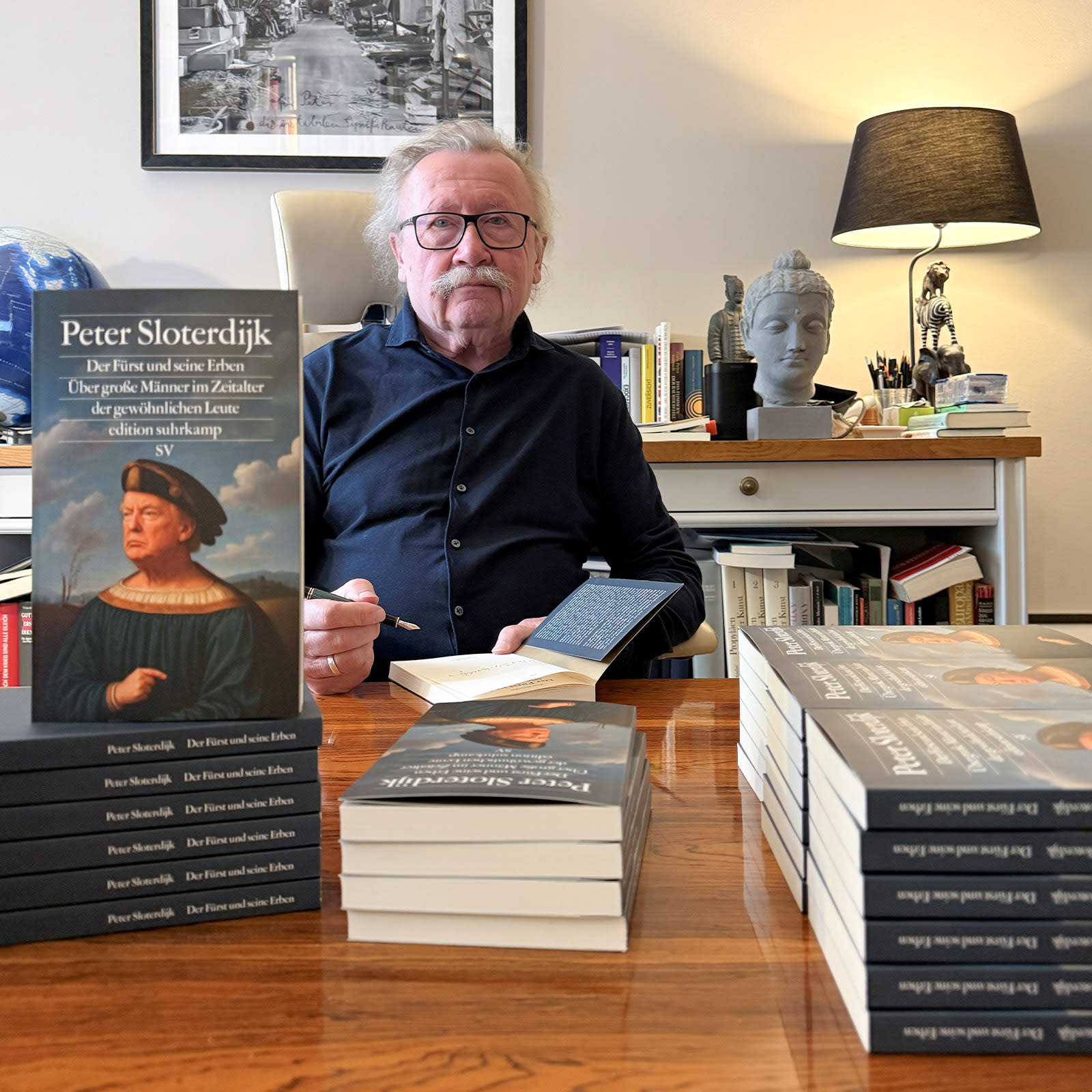 Ein Foto von Robert Menasse beim Signieren seiner Bücher