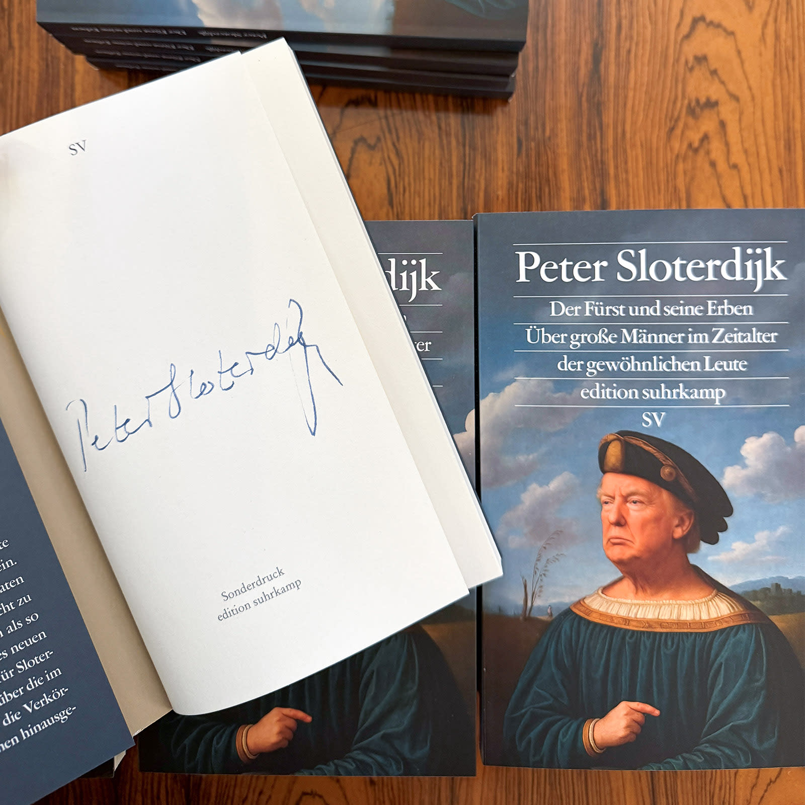 Ein Stapel von signierten Büchern von Robert Menasse