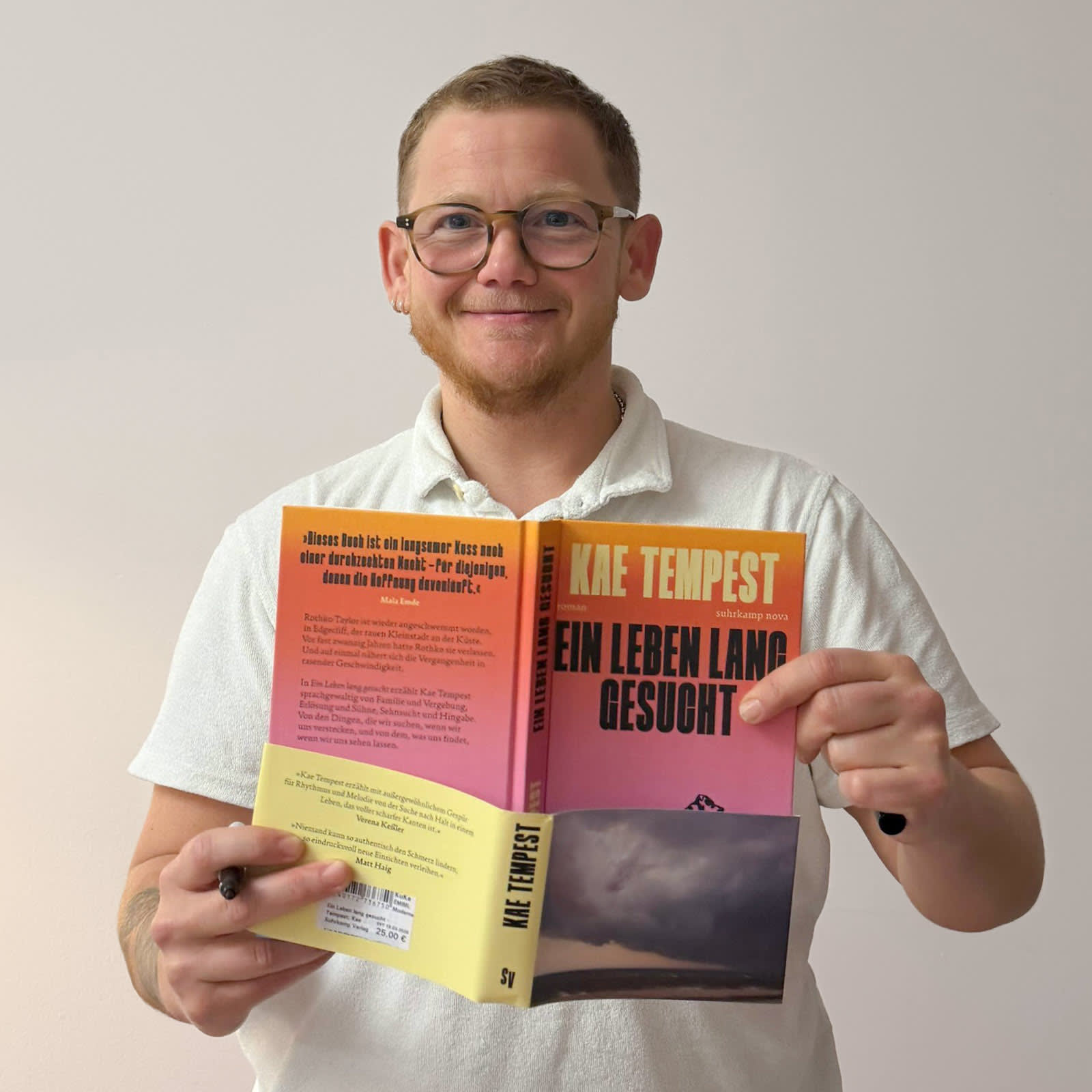 Ein Foto von Kae Tempest auf dem er sein neues Buch hochhält
