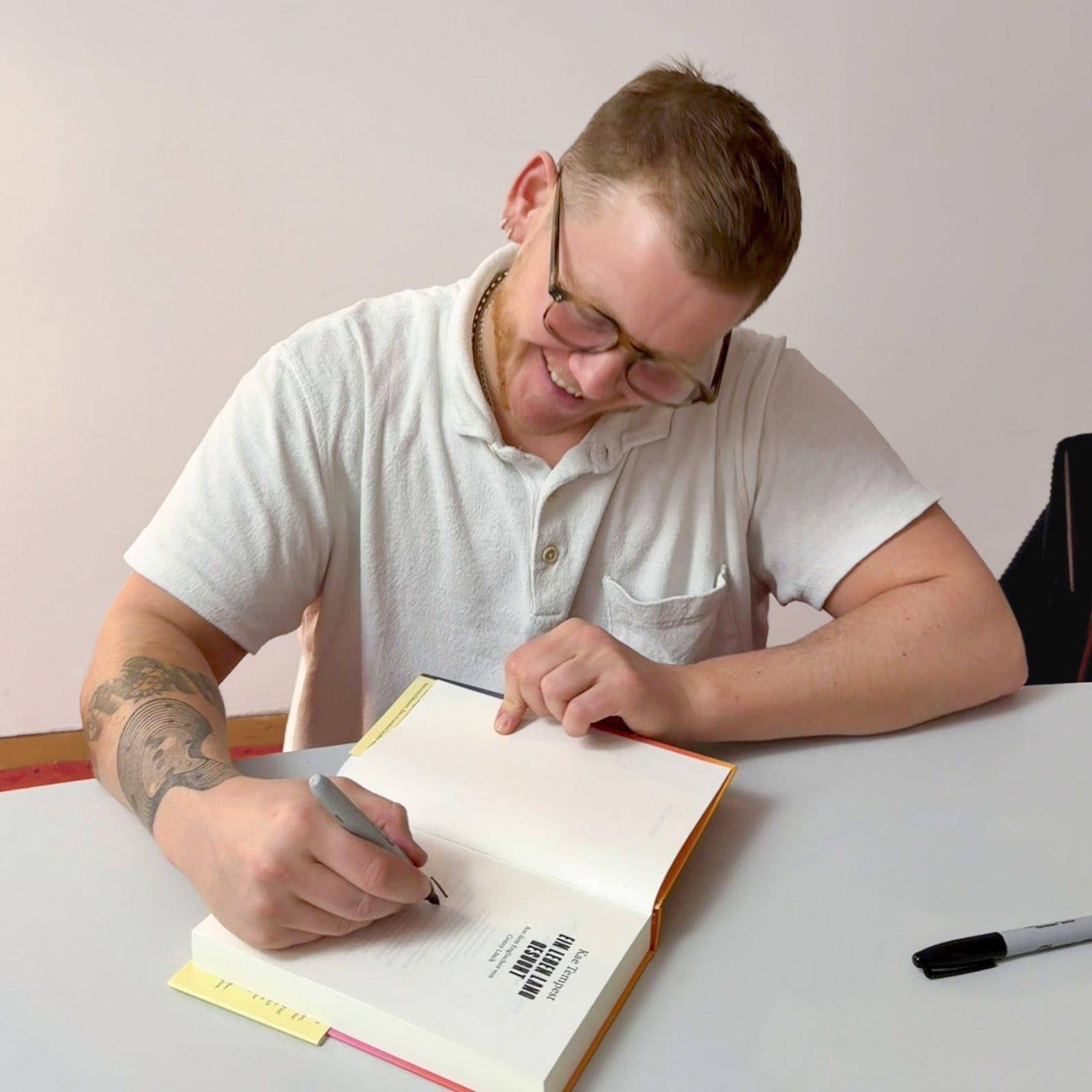 Kae Tempest beim Signieren seiner Bücher. 