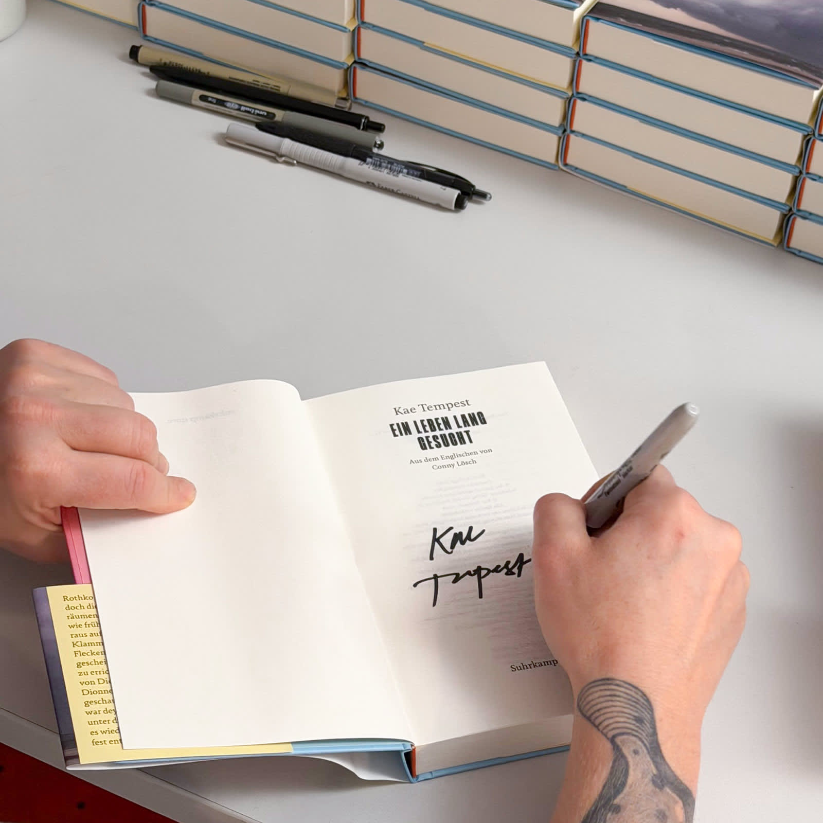 Ein aufgeschlagenes Exemplar von dem Buch »Ein Leben lang gesucht« mit der Signatur des Autors.