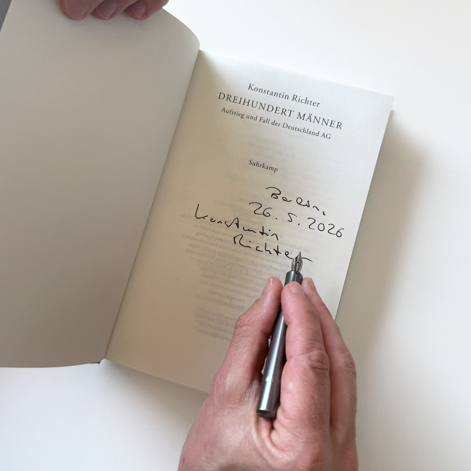 Eine Nahaufnahme von Konstantin Richters Signatur in seinem Buch »Dreihundert Männer«.