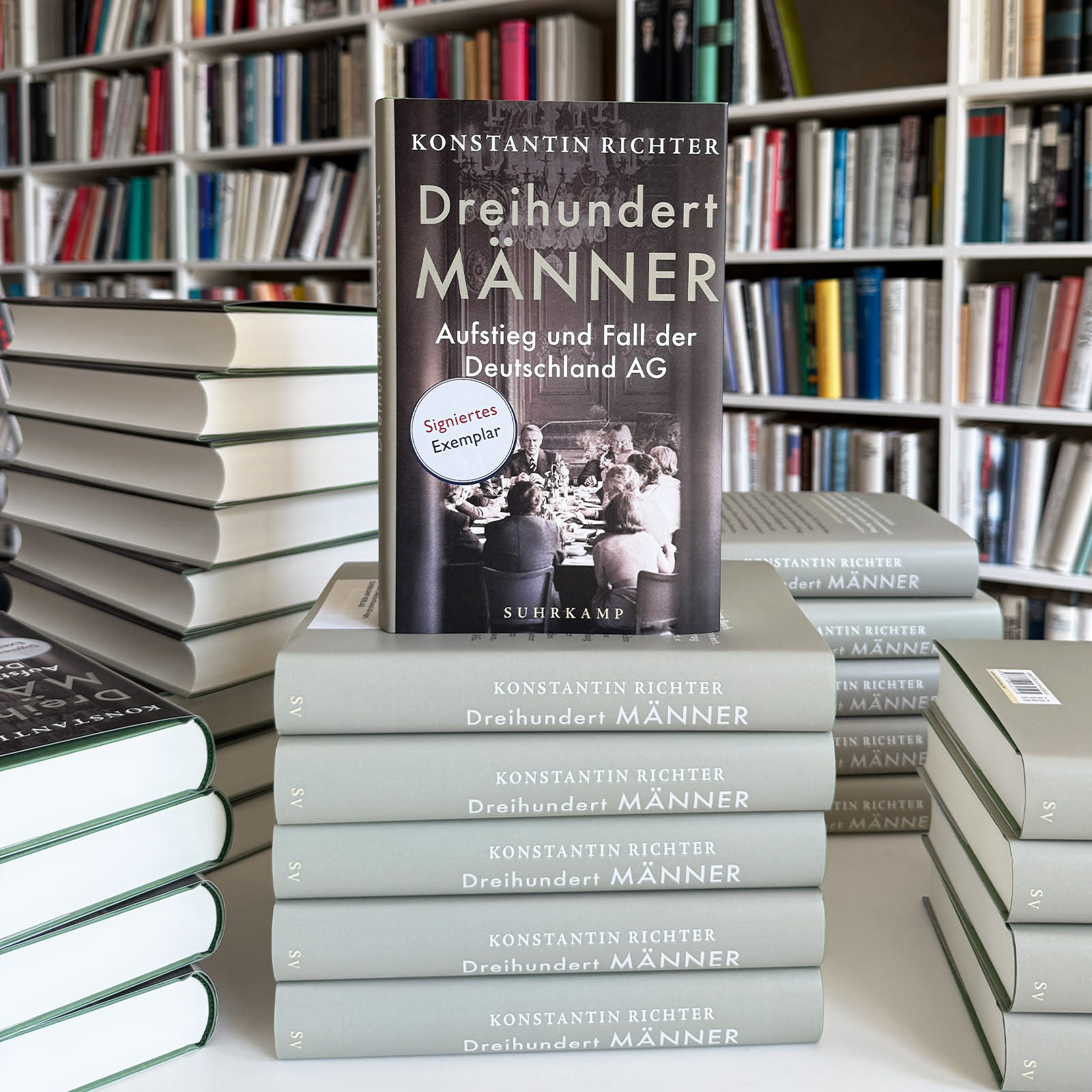 Ein Stapel mehrerer Ausgaben von »Dreihundert Männer«.