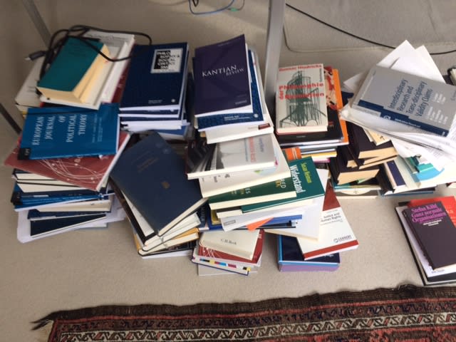 Bücherstapel auf grauem Boden