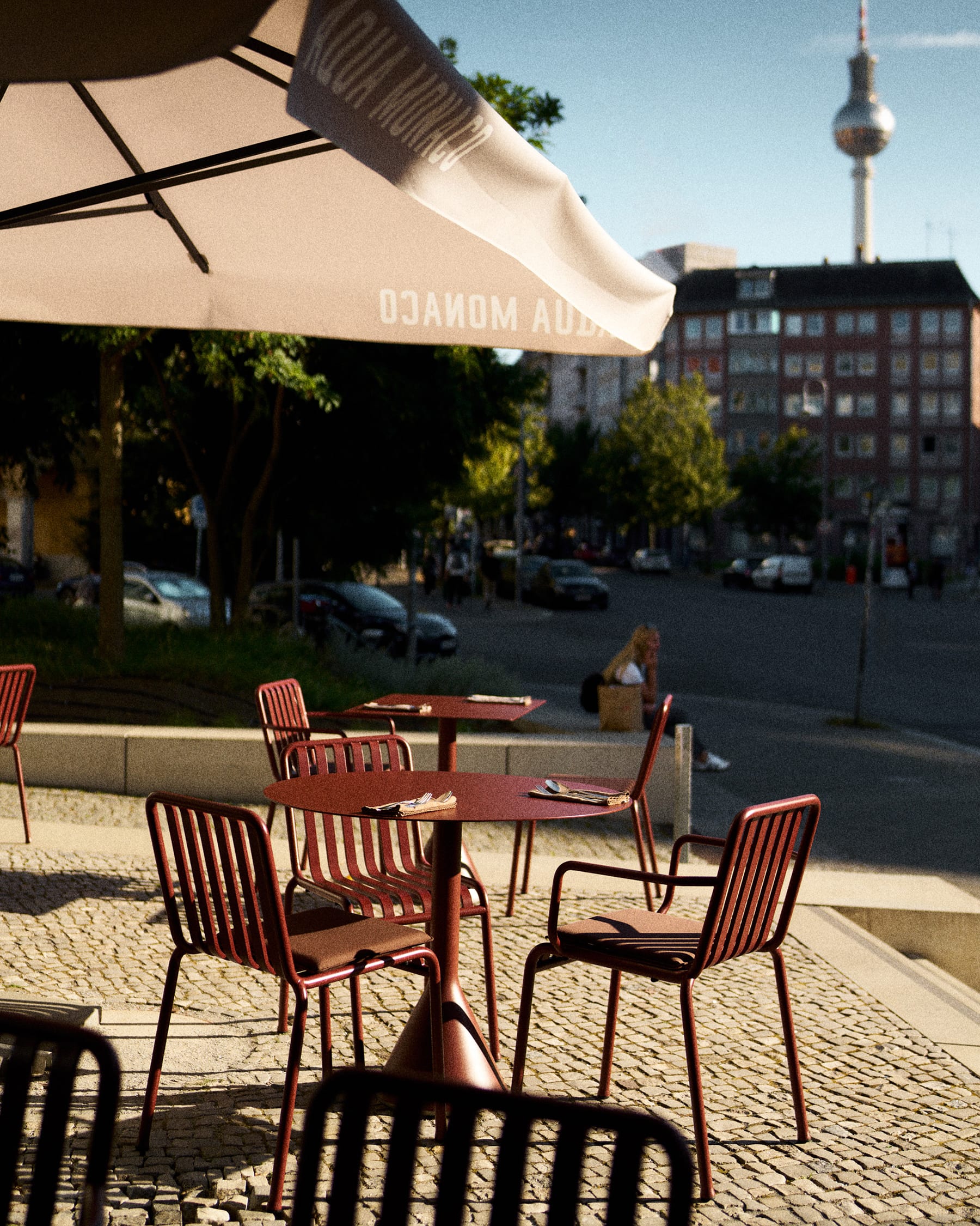 Die Terrasse des Restaurants REMI mit Blick auf den Berliner Fernsehturm und die Kruezung Rosa-Luxemburg-Straße