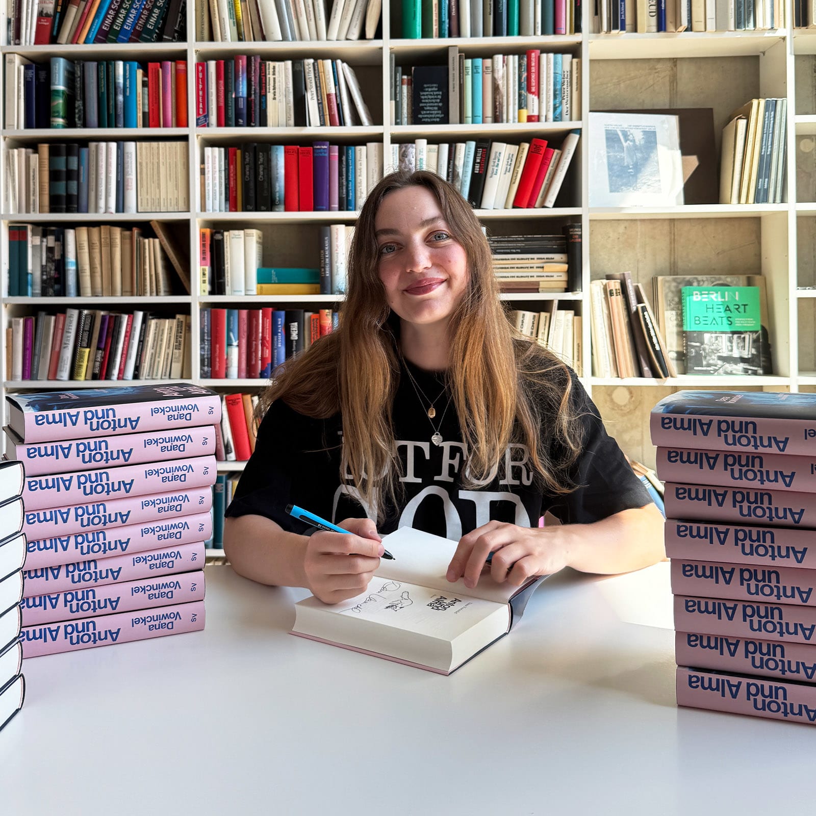 Dana Vowinckel signiert ihr neues Buch Anton und Alma