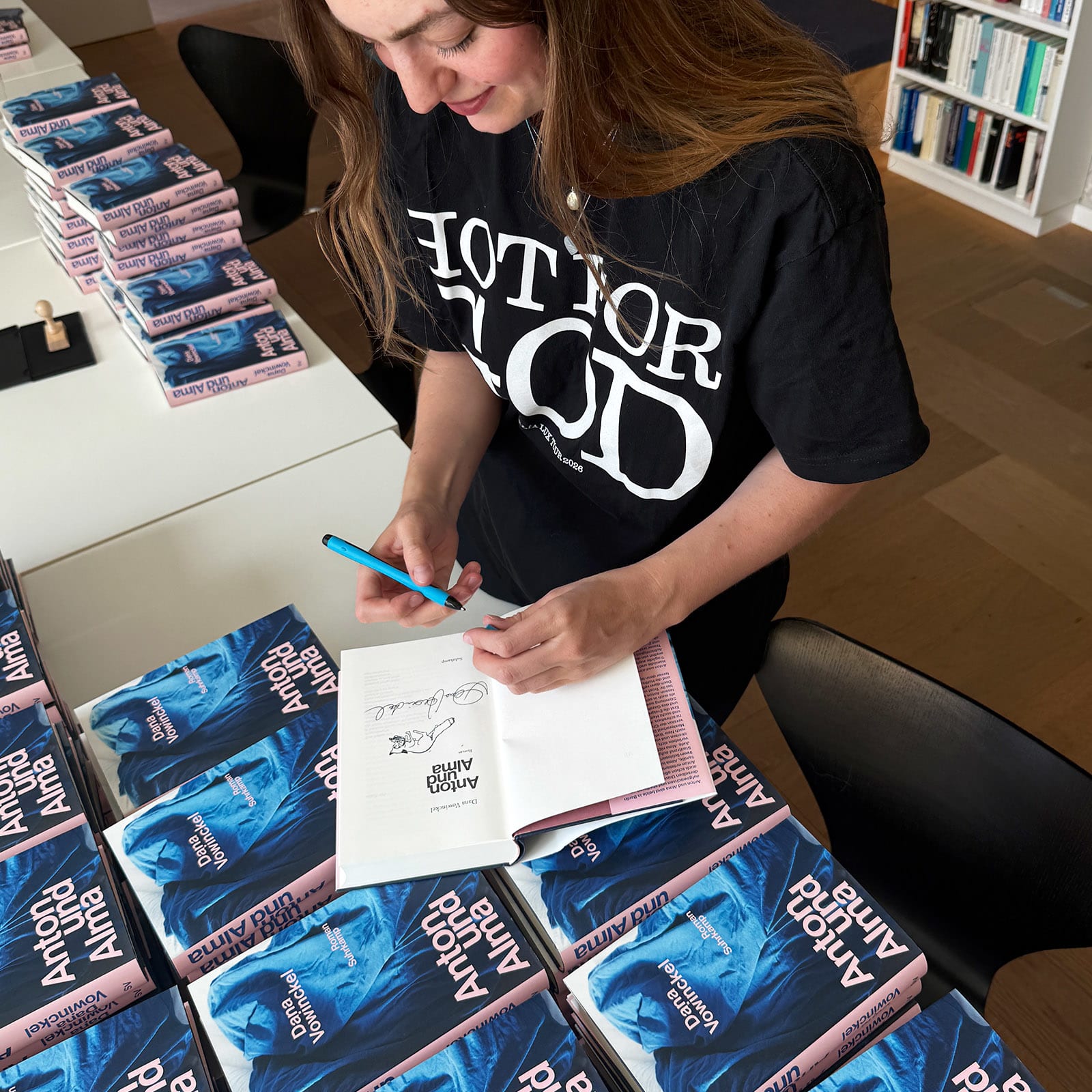 Dana Vowinckel signiert ihr neues Buch Anton und Alma "Blick über die Schulter