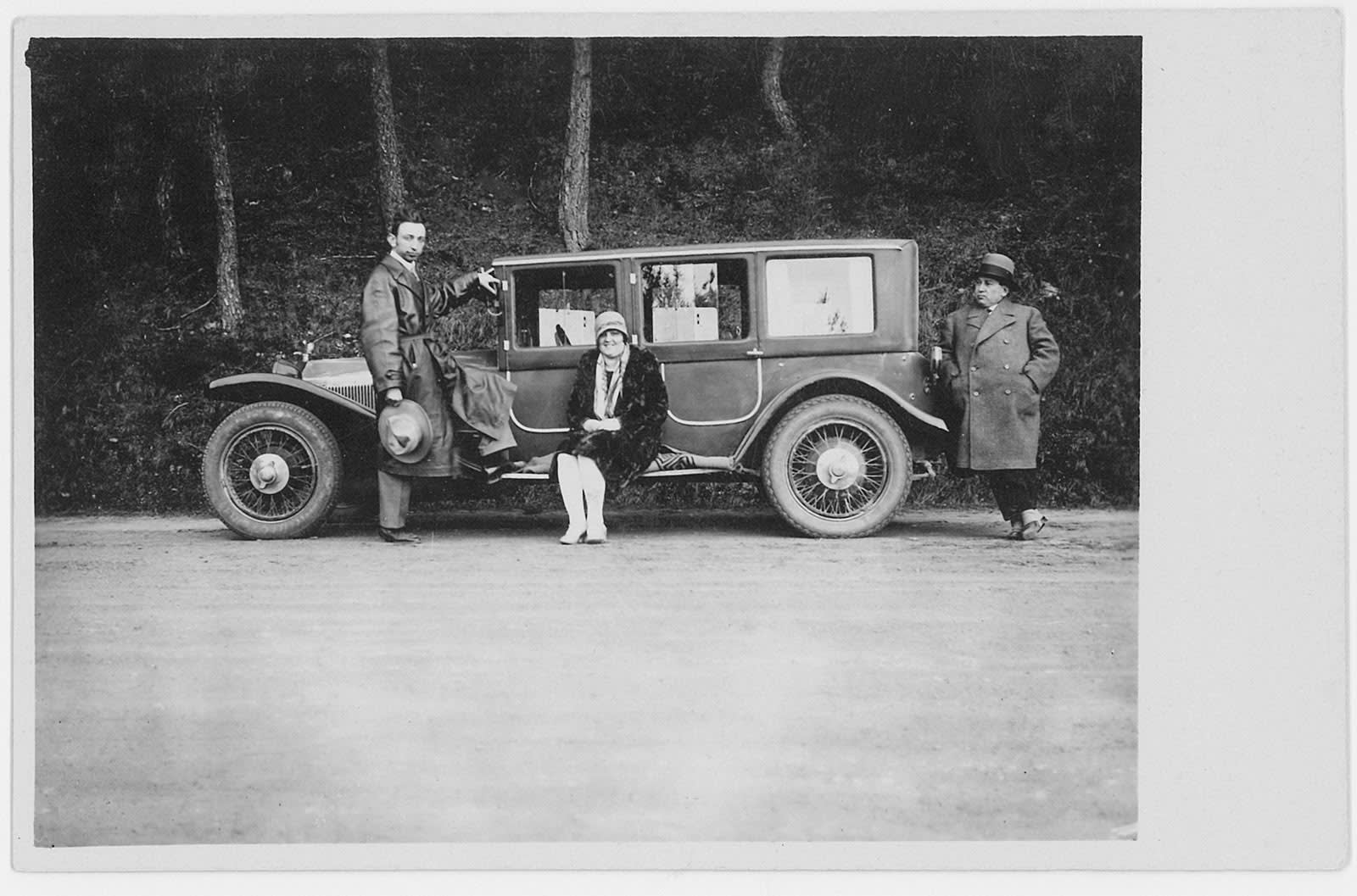 Fotografie aus "Der Schatz" von Philipp Ther: drei Personen vor einem Auto in den 1920er-Jahren