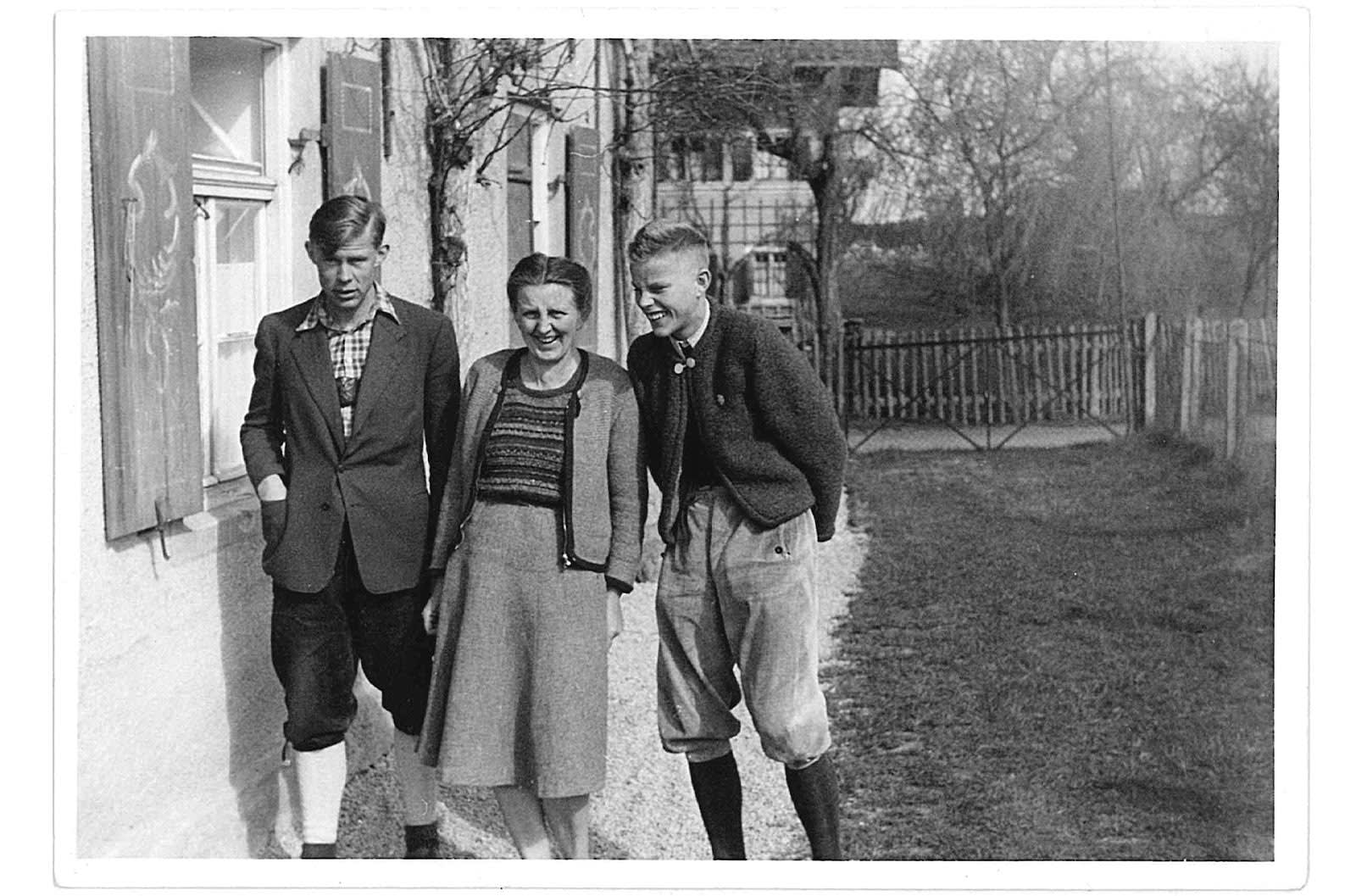 Fotografie aus "Der Schatz" von Philipp Ther: drei Personen vor einem Haus im Garten