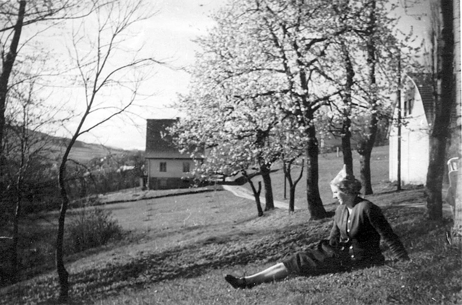Fotografie aus "Der Schatz" von Philipp Ther: Großmutter auf einer Wiese vor ihrem Haus