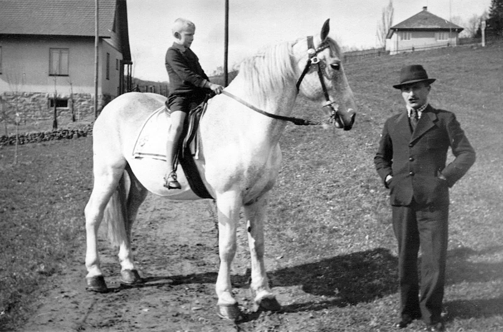 Fotografie aus "Der Schatz" von Philipp Ther: Junge auf weißem Pferd, daneben ein Mann
