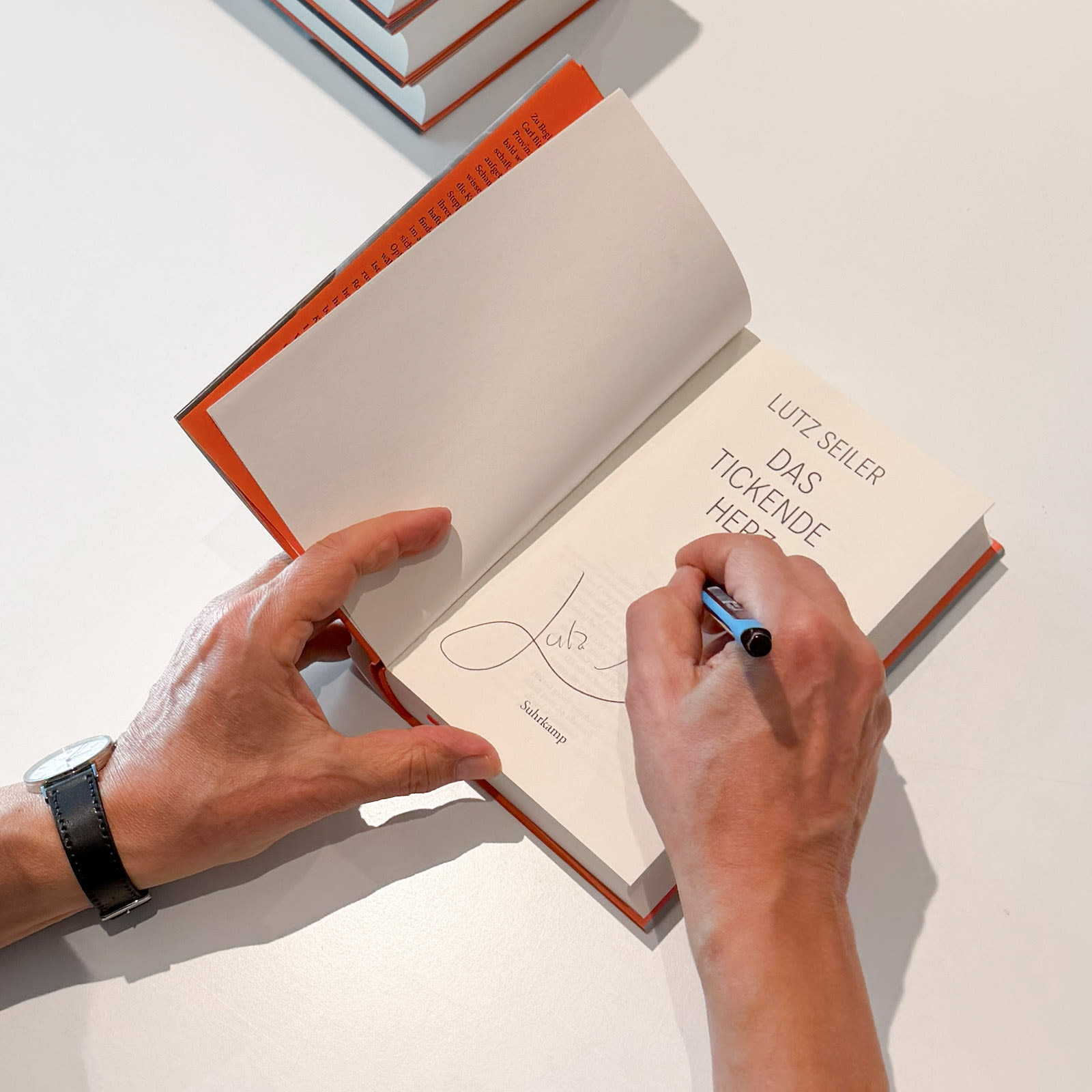 Eine von Lutz Seiler signierte Ausgabe von "Das tickende Herz"
