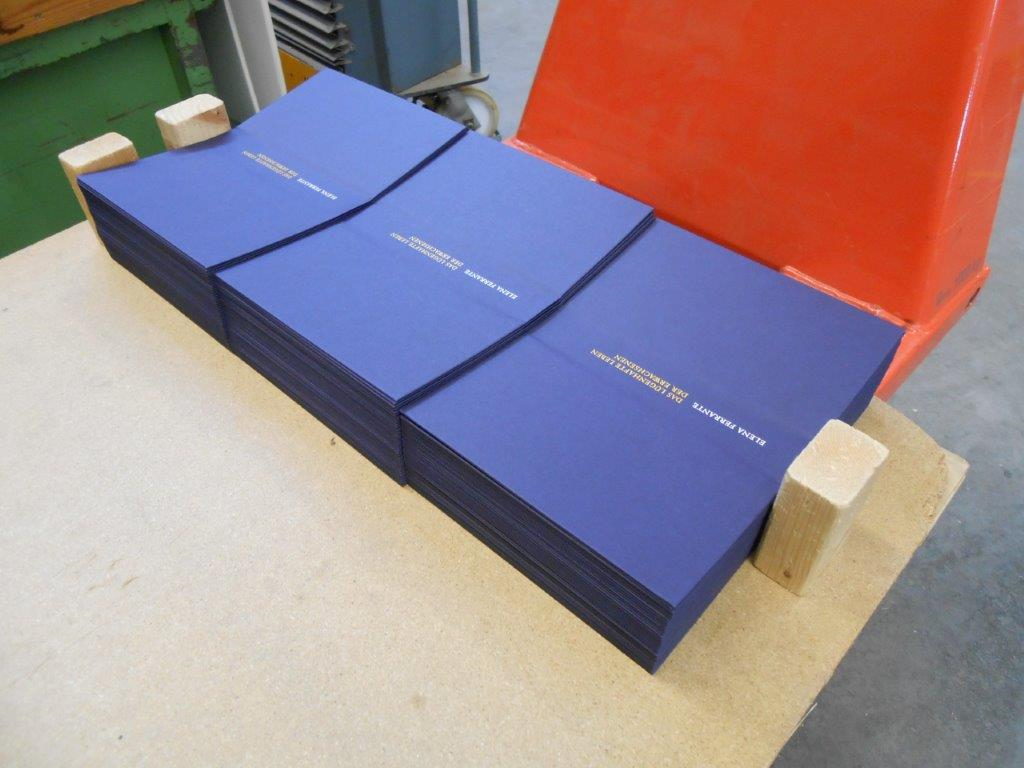 Die Buchdeckel liegen gestapelt bereit.