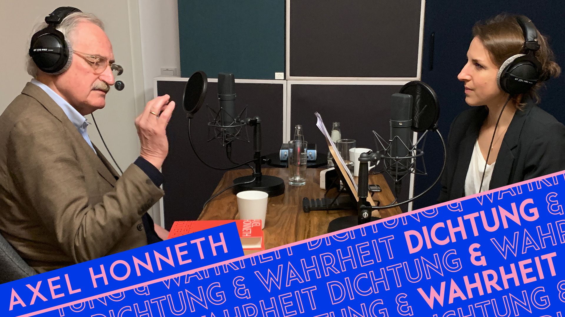 Axel Honneth und Laura de Weck zeichnen den Podcast »Dichtung & Wahrheit« auf.