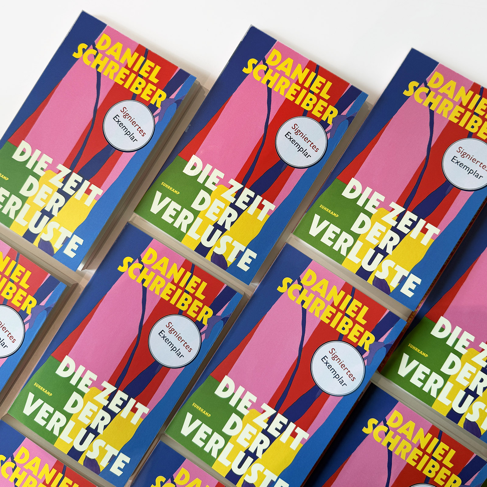 Das Buchcover liegt mehrfach aus