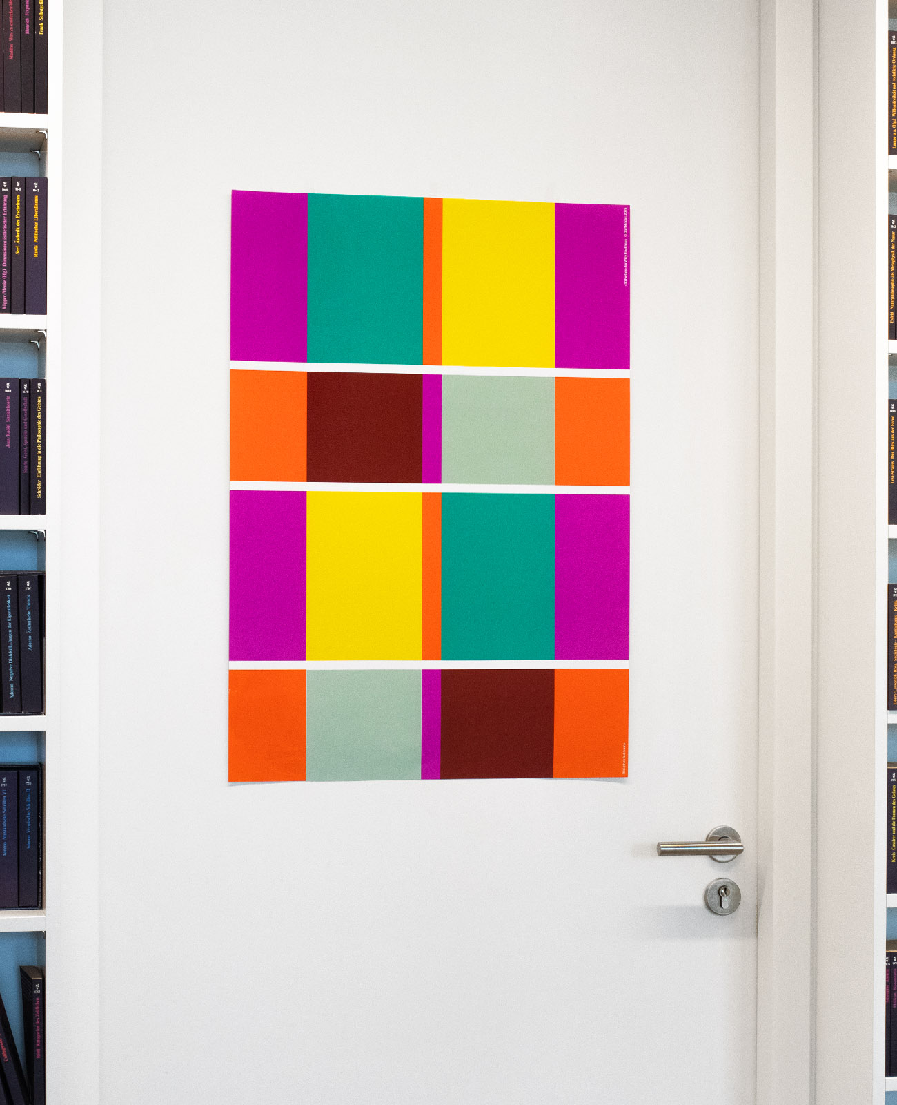 Das zu gewinnende Plakat der Bibliothek Suhrkamp, aufgehangen an einer Türe im Verlag