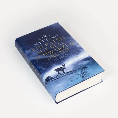 produktfoto zu Ein Rätsel auf blauschwarzem Grund - Roman (Schwesterglocken-Trilogie 2)